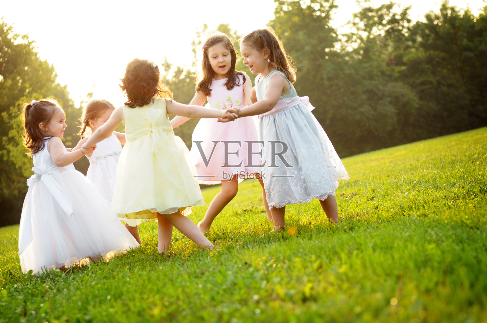 五个小女孩手拉手转圈照片摄影图片