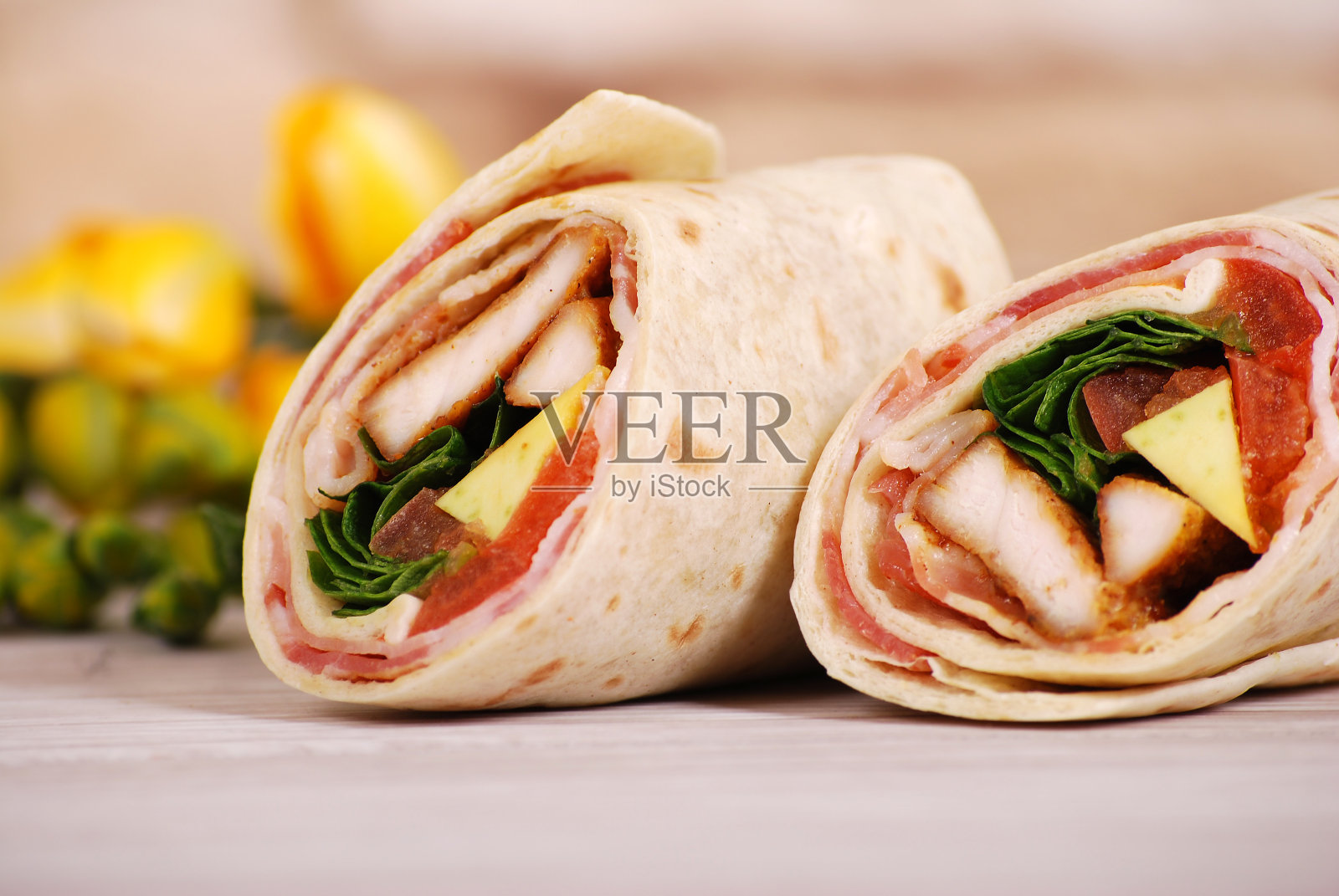 鸡肉和培根卷三明治照片摄影图片