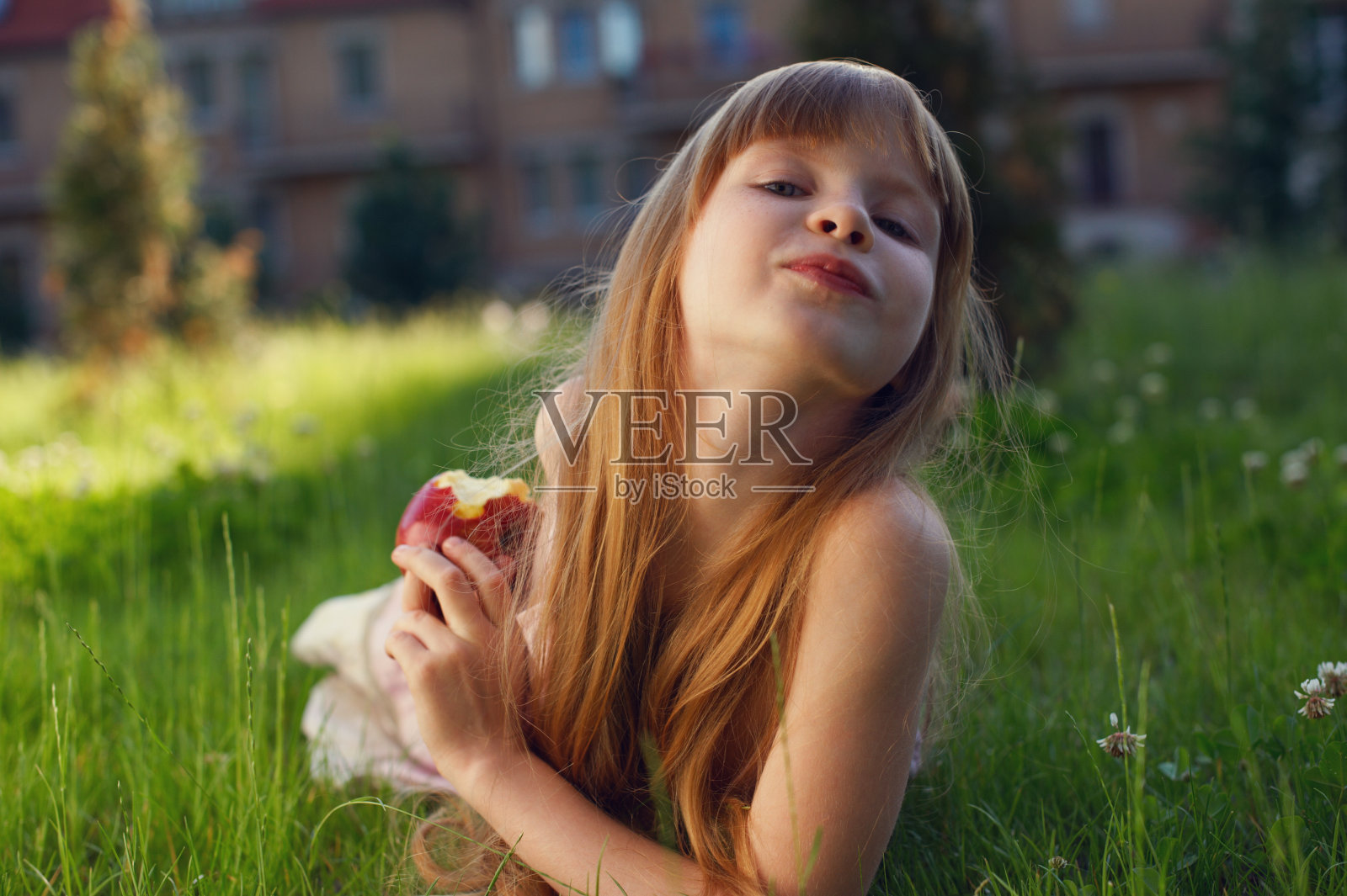 小女孩在吃苹果照片摄影图片