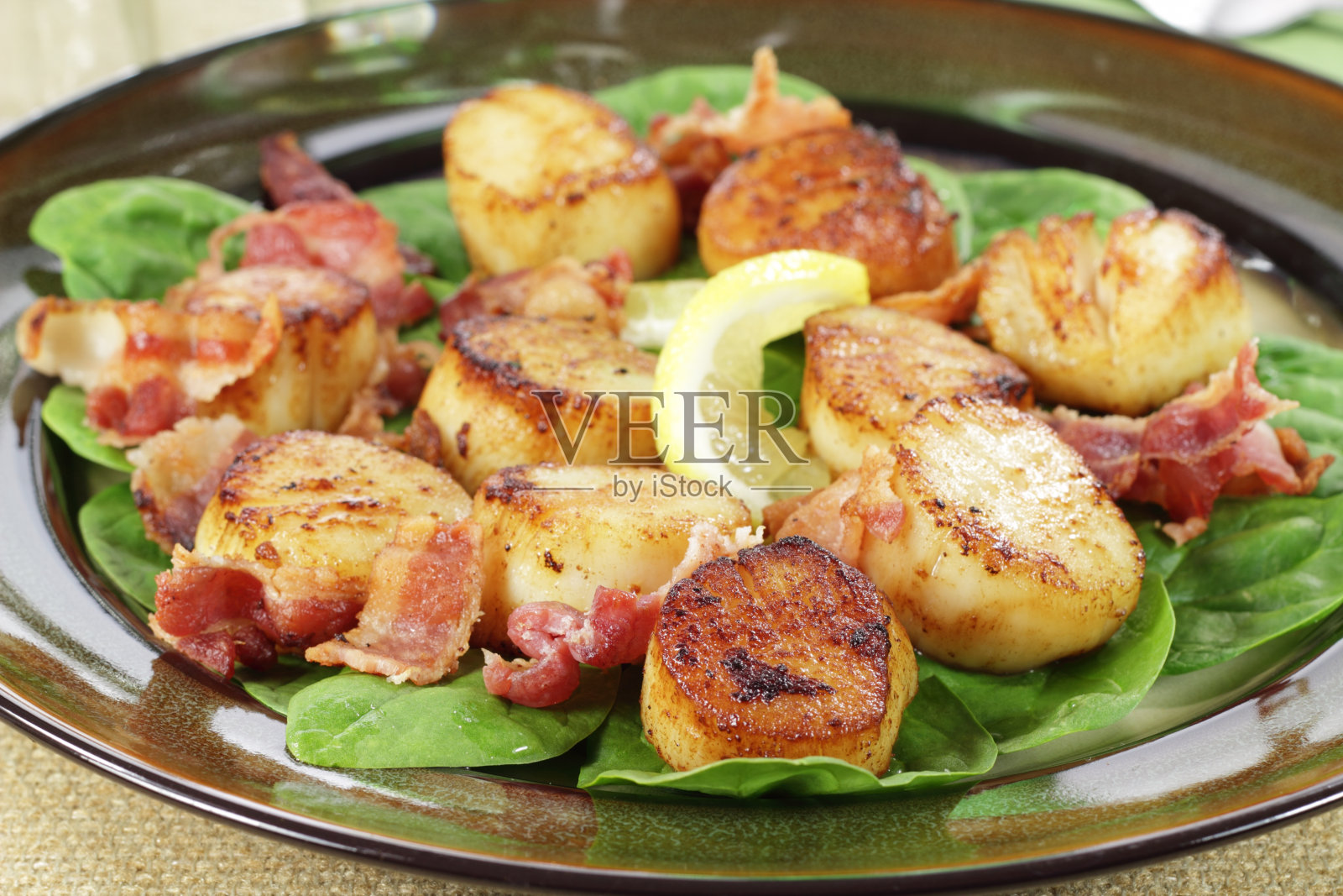 扇贝和熏肉照片摄影图片