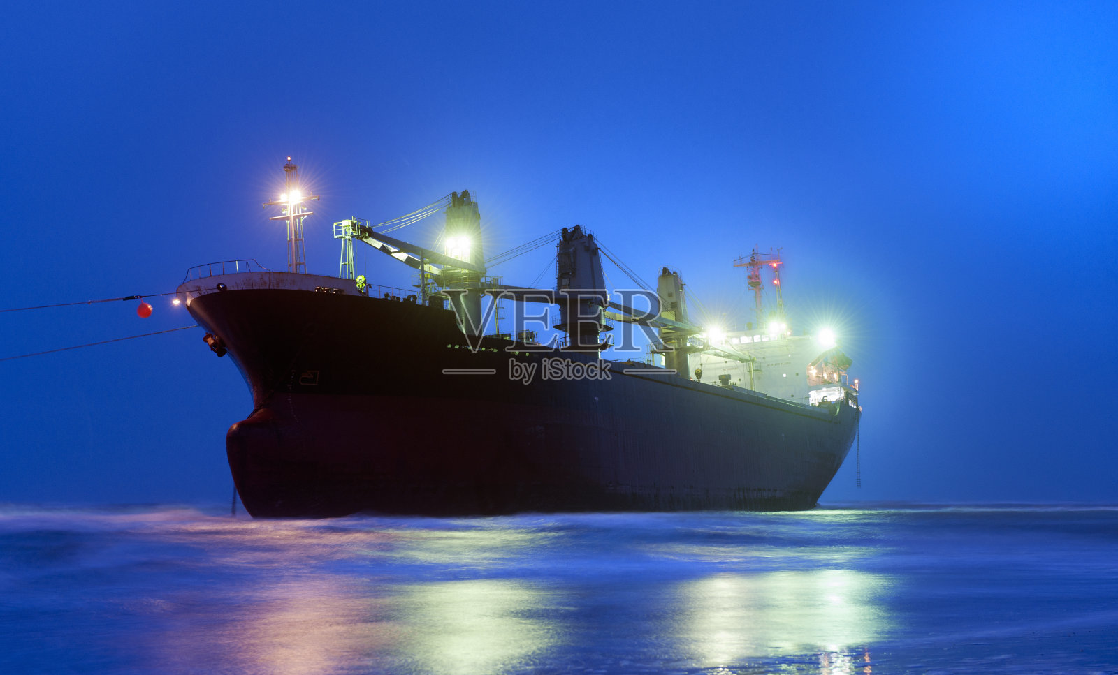 空集装箱船搁浅在海滩上照片摄影图片