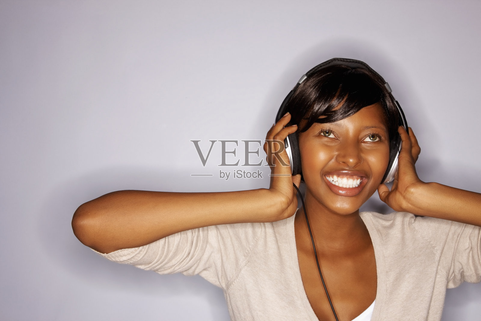 欣赏音乐的非裔美国妇女照片摄影图片