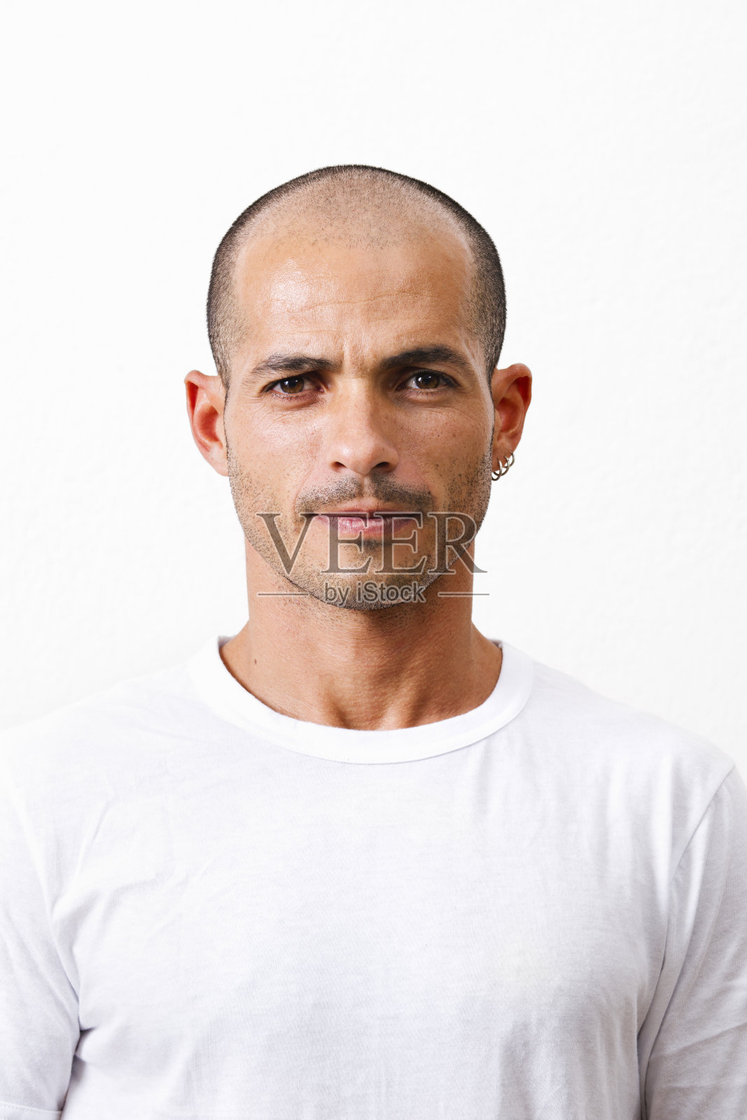 英俊的拉丁人，表情平和照片摄影图片