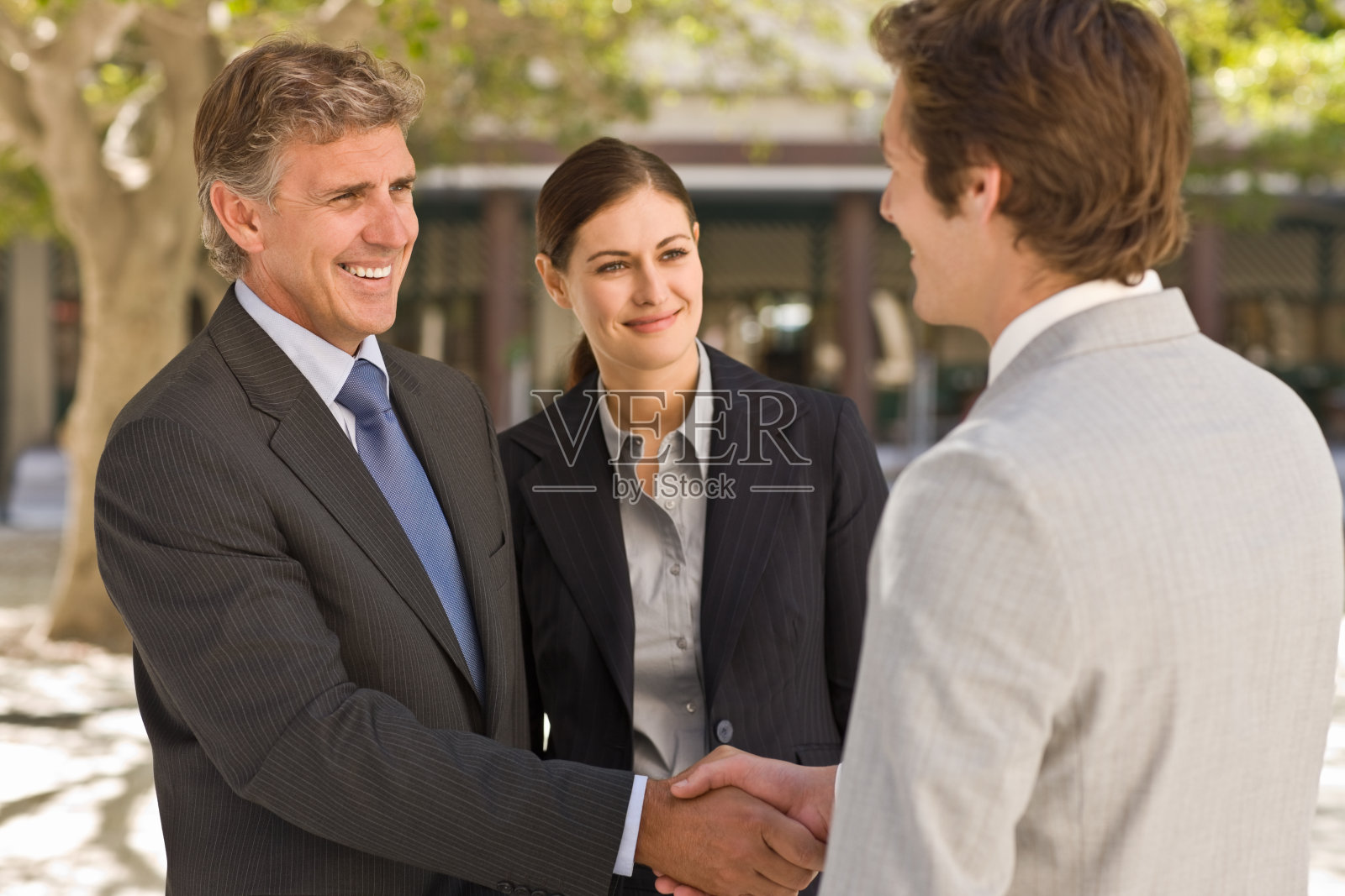 愉快的商业同事握手照片摄影图片