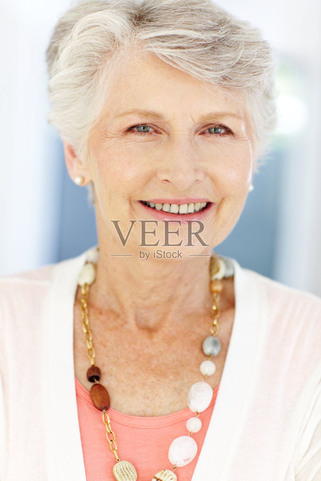 经验丰富的资深女性照片摄影图片