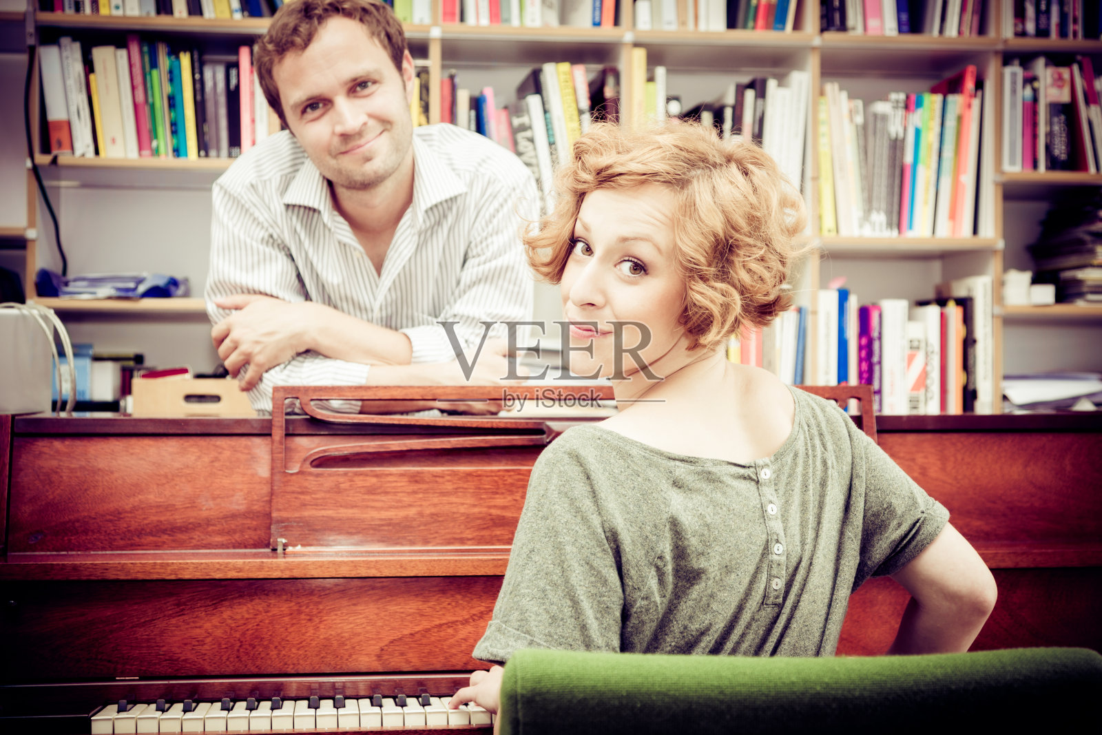 弹奏钢琴的女人照片摄影图片