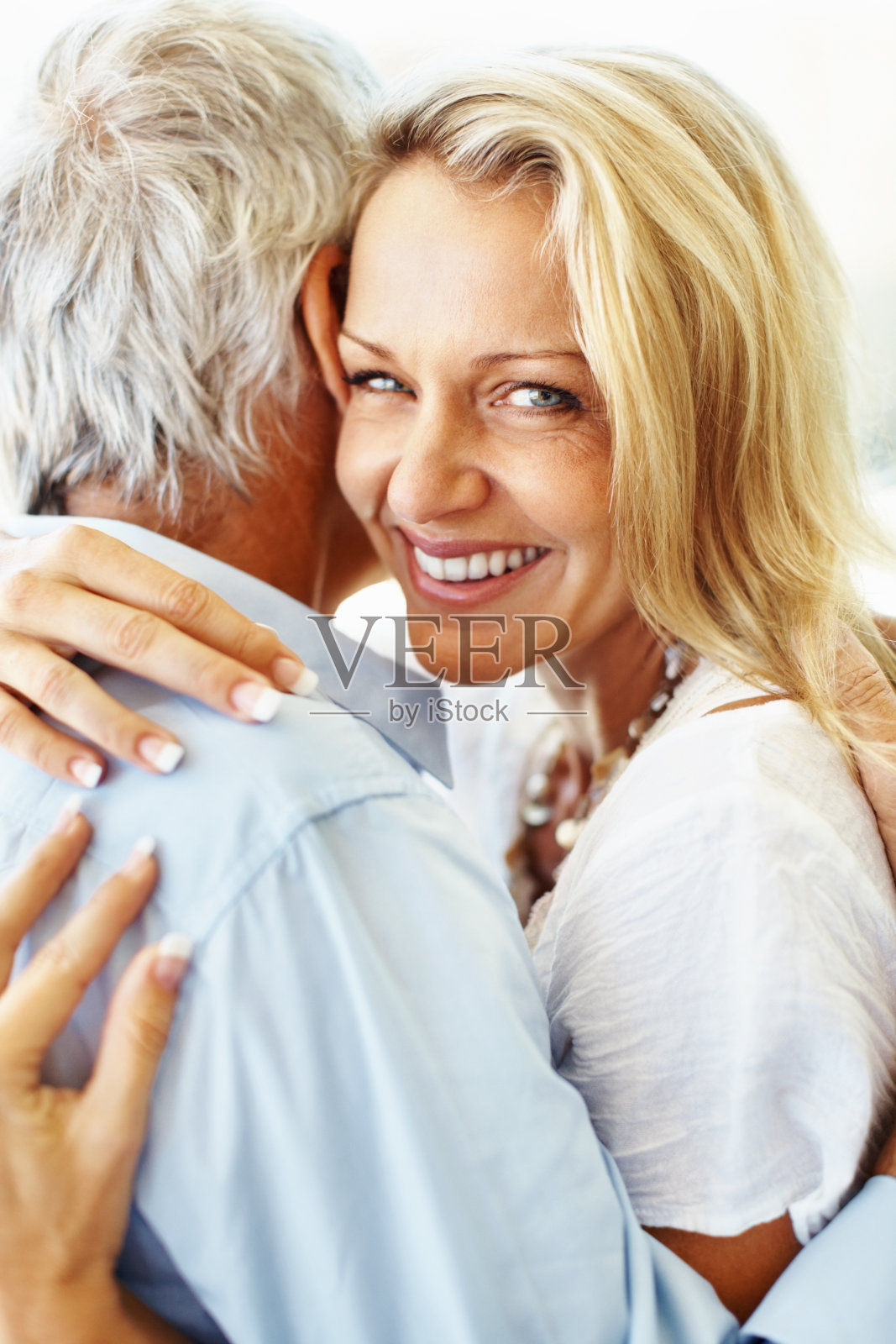 美丽成熟的女人拥抱男人照片摄影图片