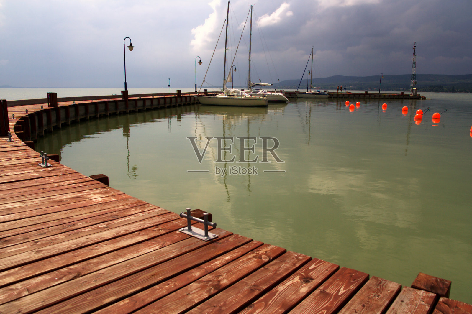 就在暴风雨前的码头。照片摄影图片