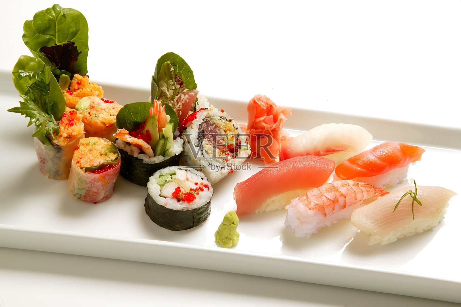 白色背景的寿司盘照片摄影图片