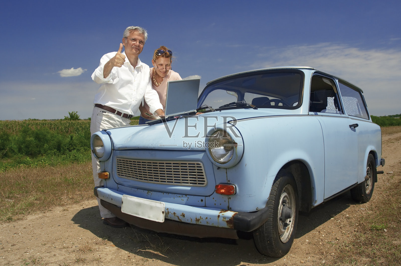 老年人在行动照片摄影图片