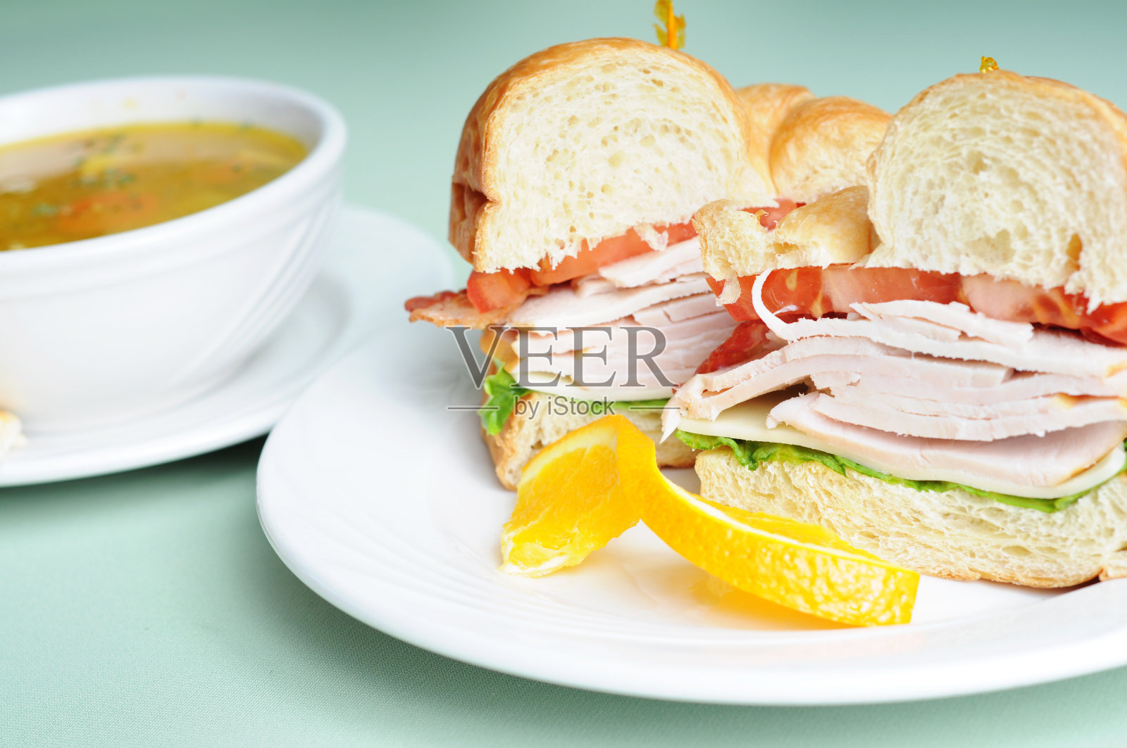 火鸡俱乐部牛角面包和汤照片摄影图片