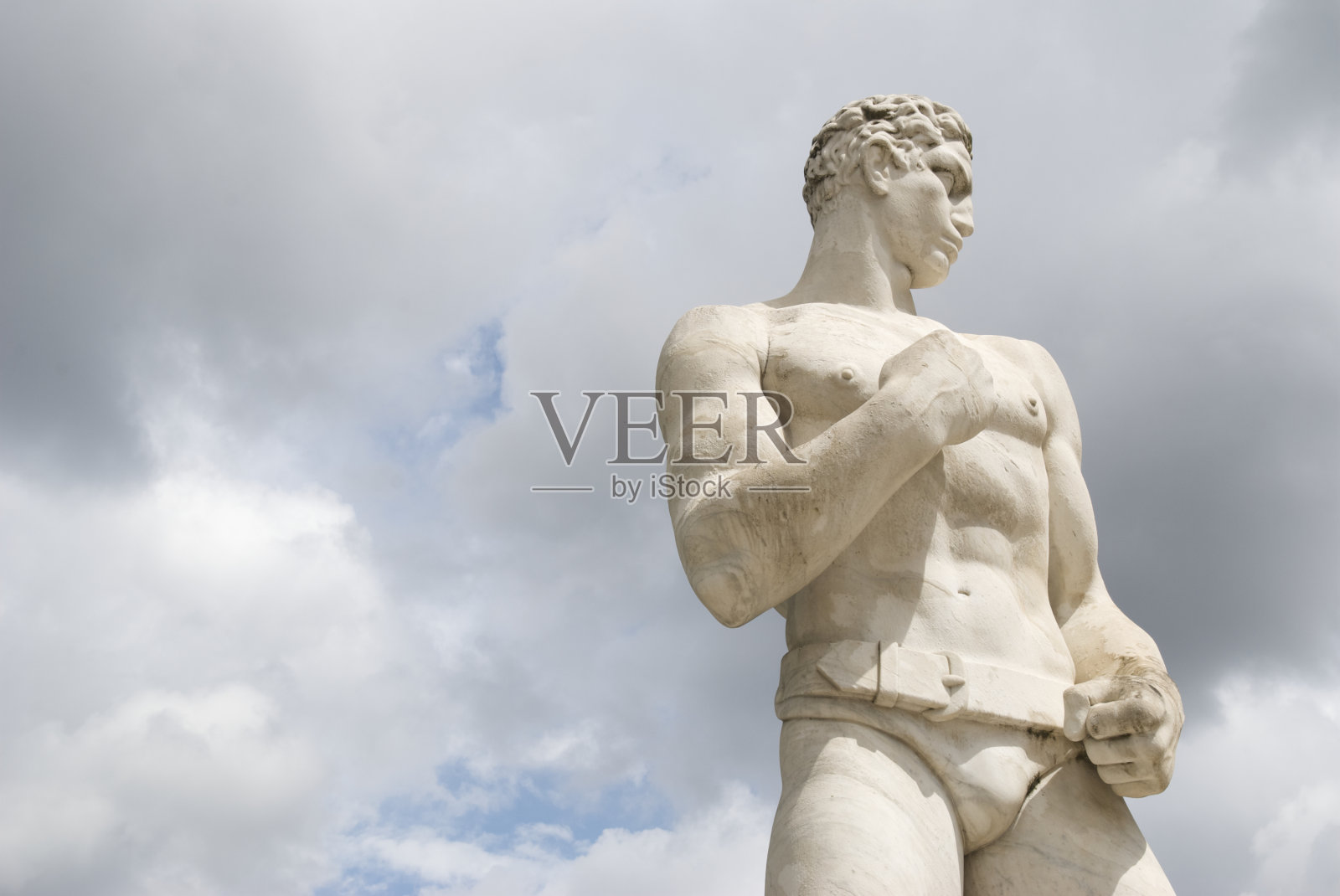 拳击斗士雕像站在太阳与复制空间照片摄影图片