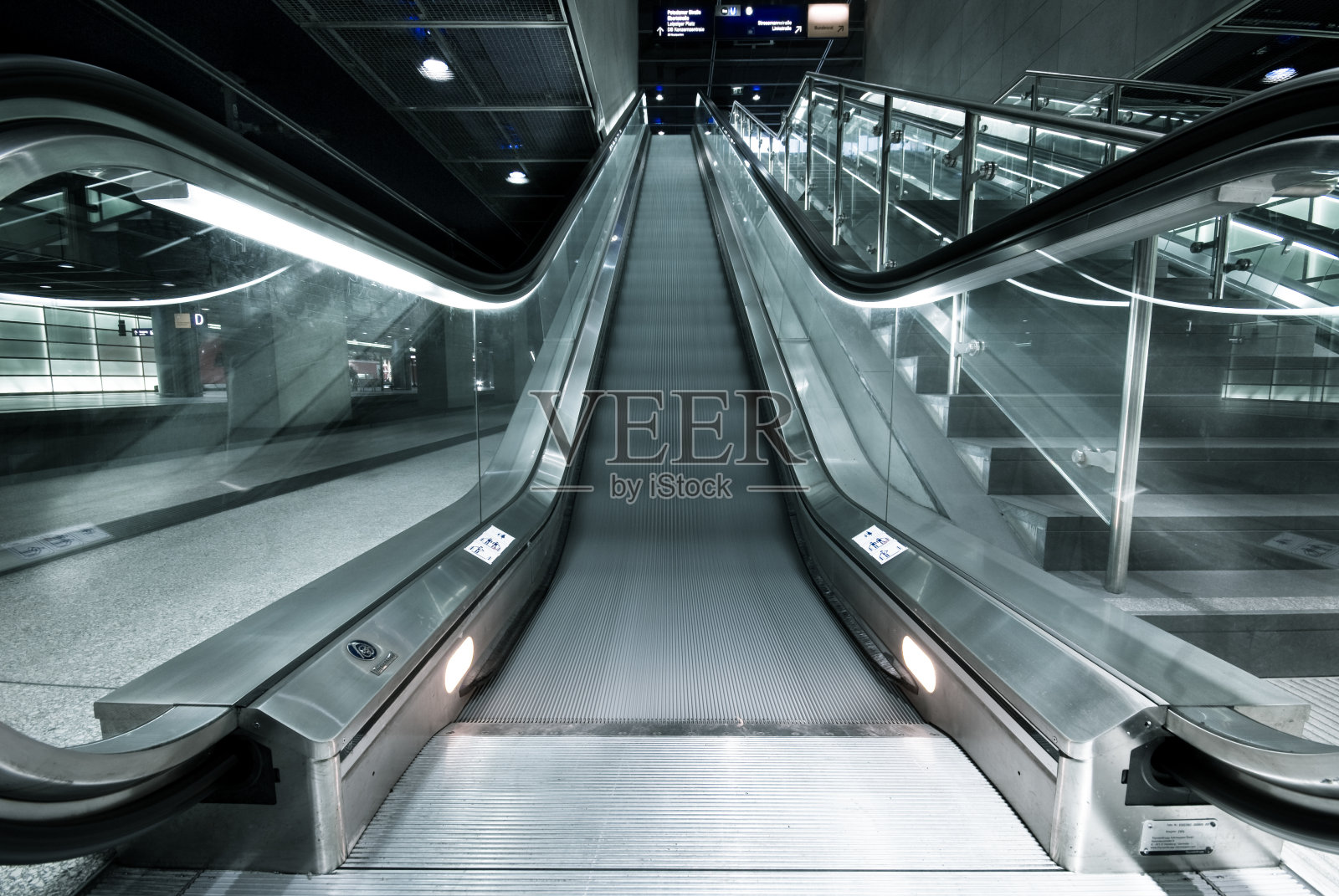 车站内的自动扶梯照片摄影图片