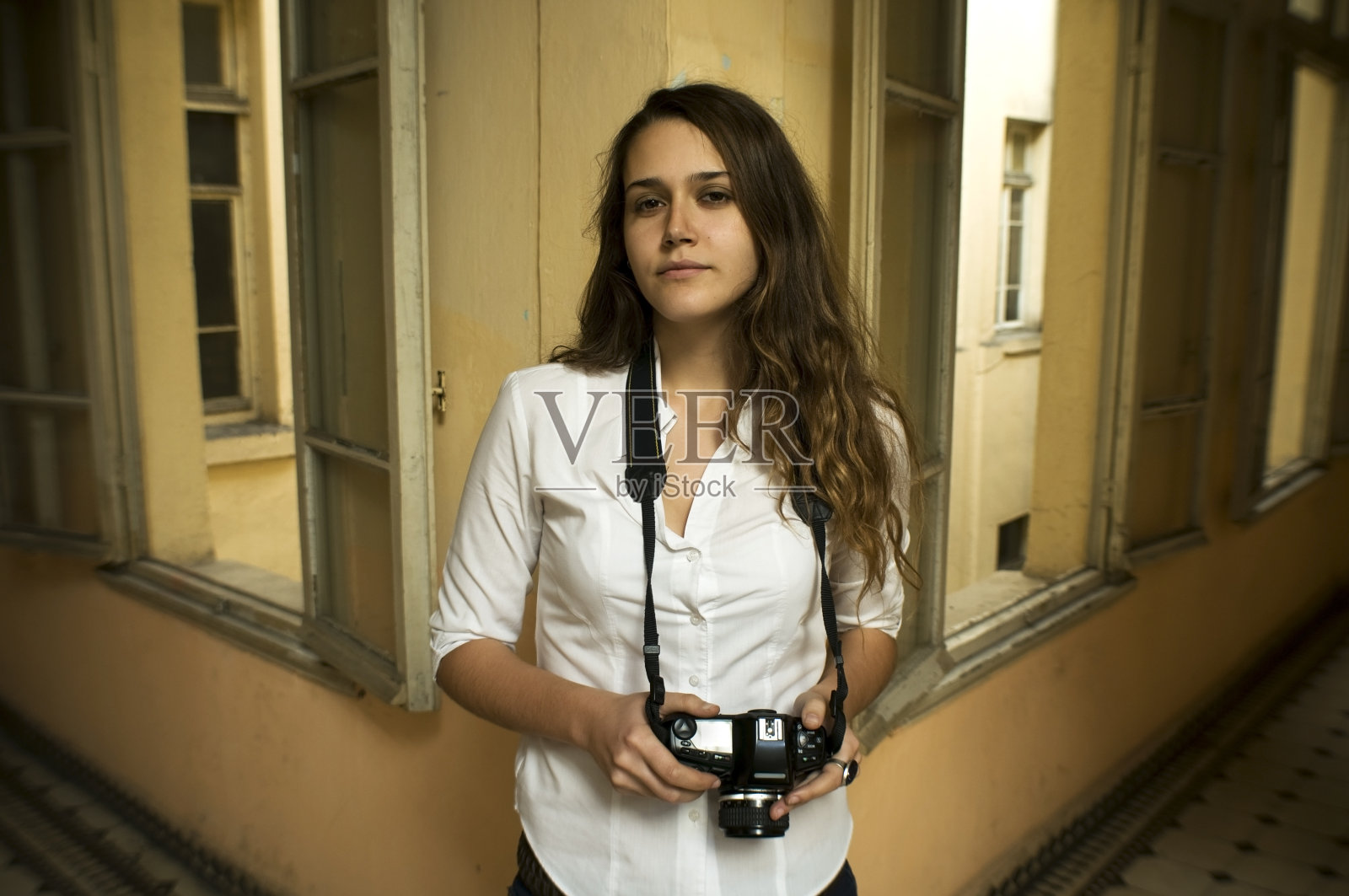 年轻的摄影师…照片摄影图片