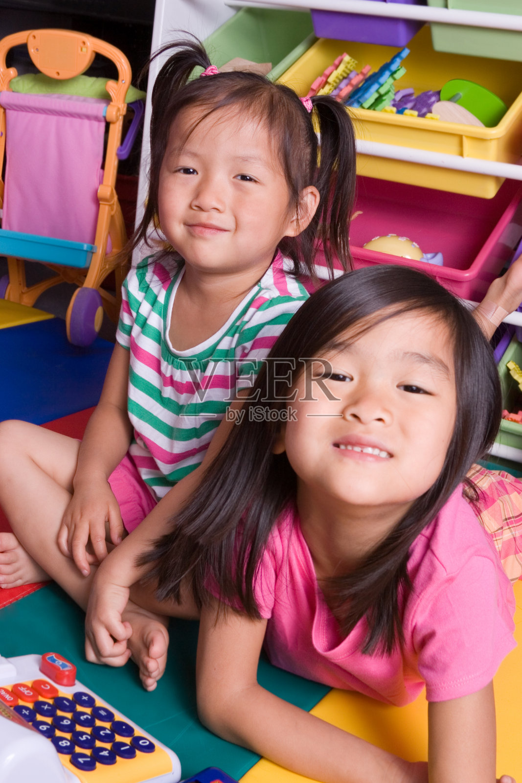 小女孩在玩收银机照片摄影图片