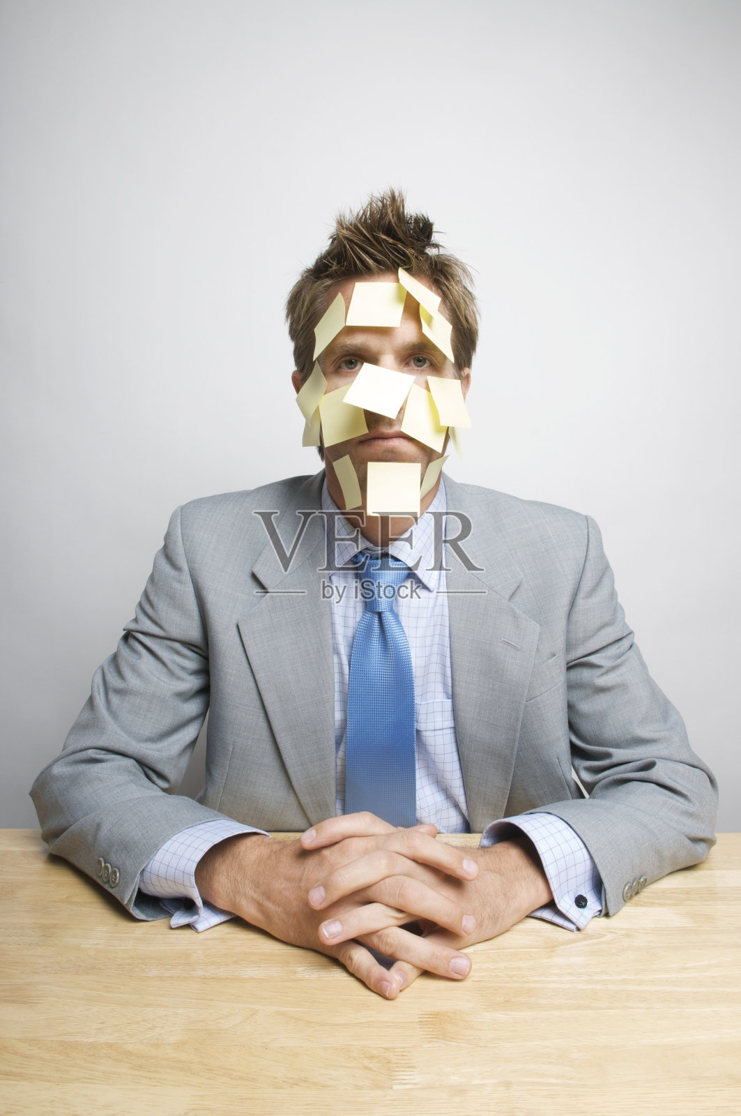 面对坐在办公桌前的商务人员照片摄影图片