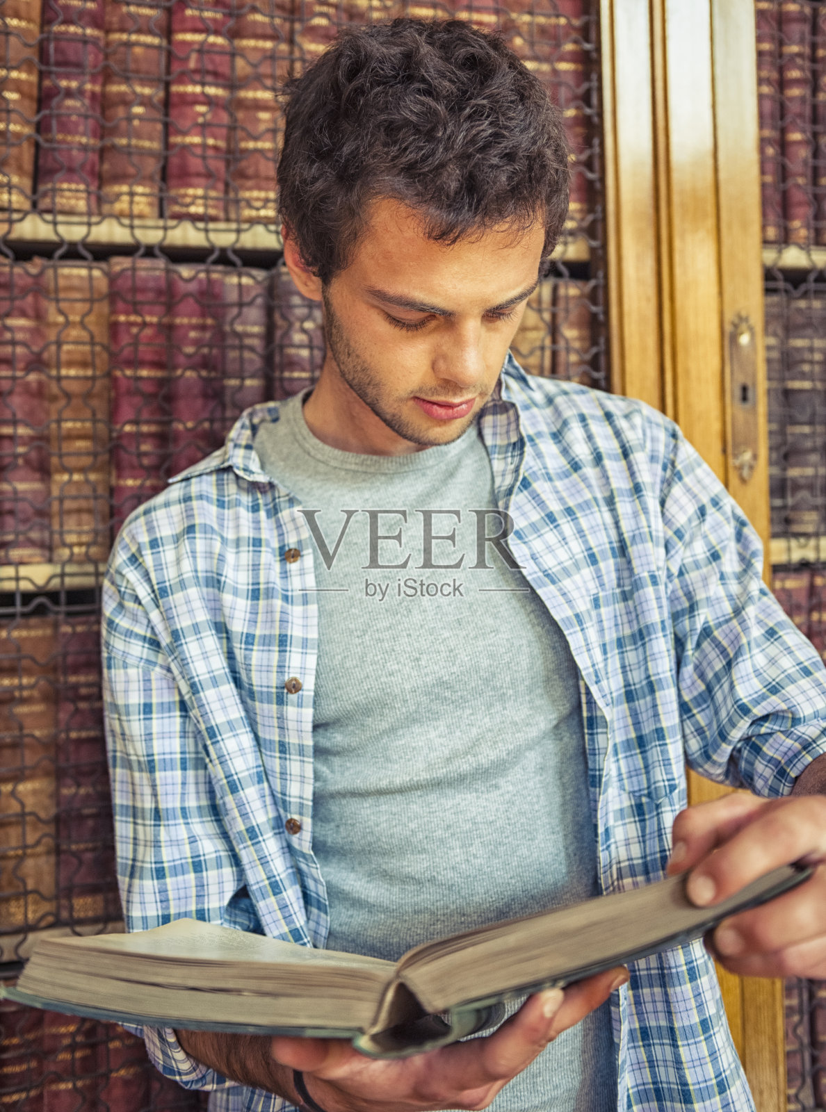 学生在图书馆看书照片摄影图片