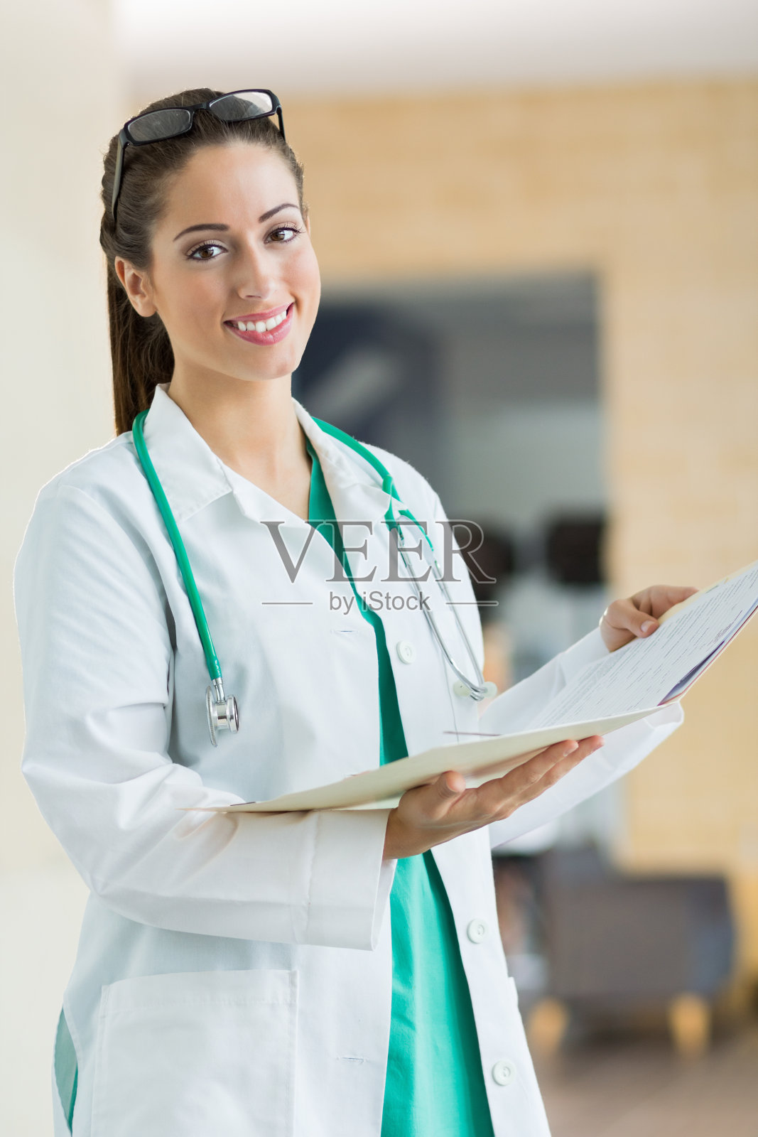 快乐的女医生看着镜头微笑着照片摄影图片