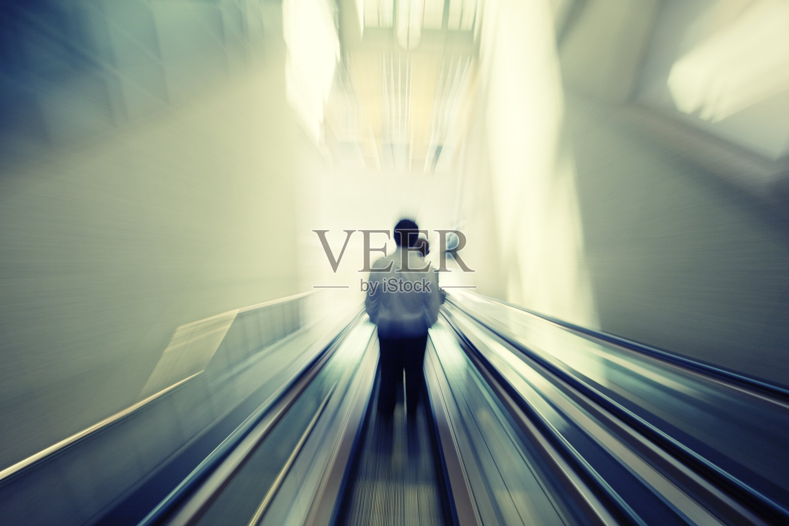 模糊的商人在自动扶梯上照片摄影图片