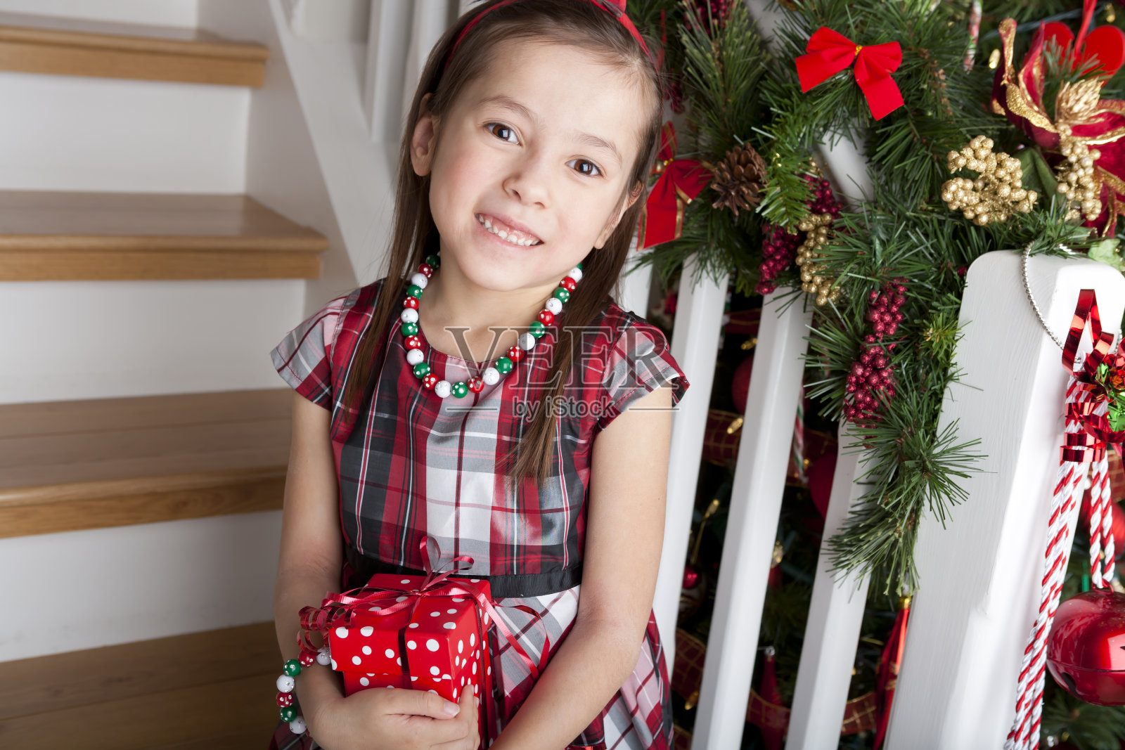 微笑可爱的女孩圣诞肖像楼梯照片摄影图片