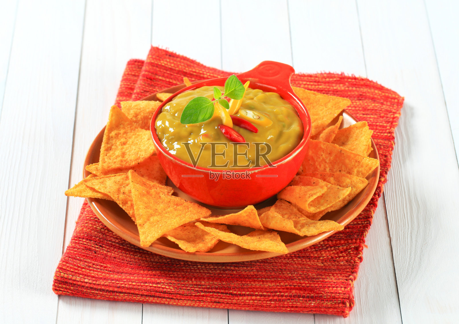 墨西哥食物:墨西哥玉米片配鳄梨色拉酱照片摄影图片