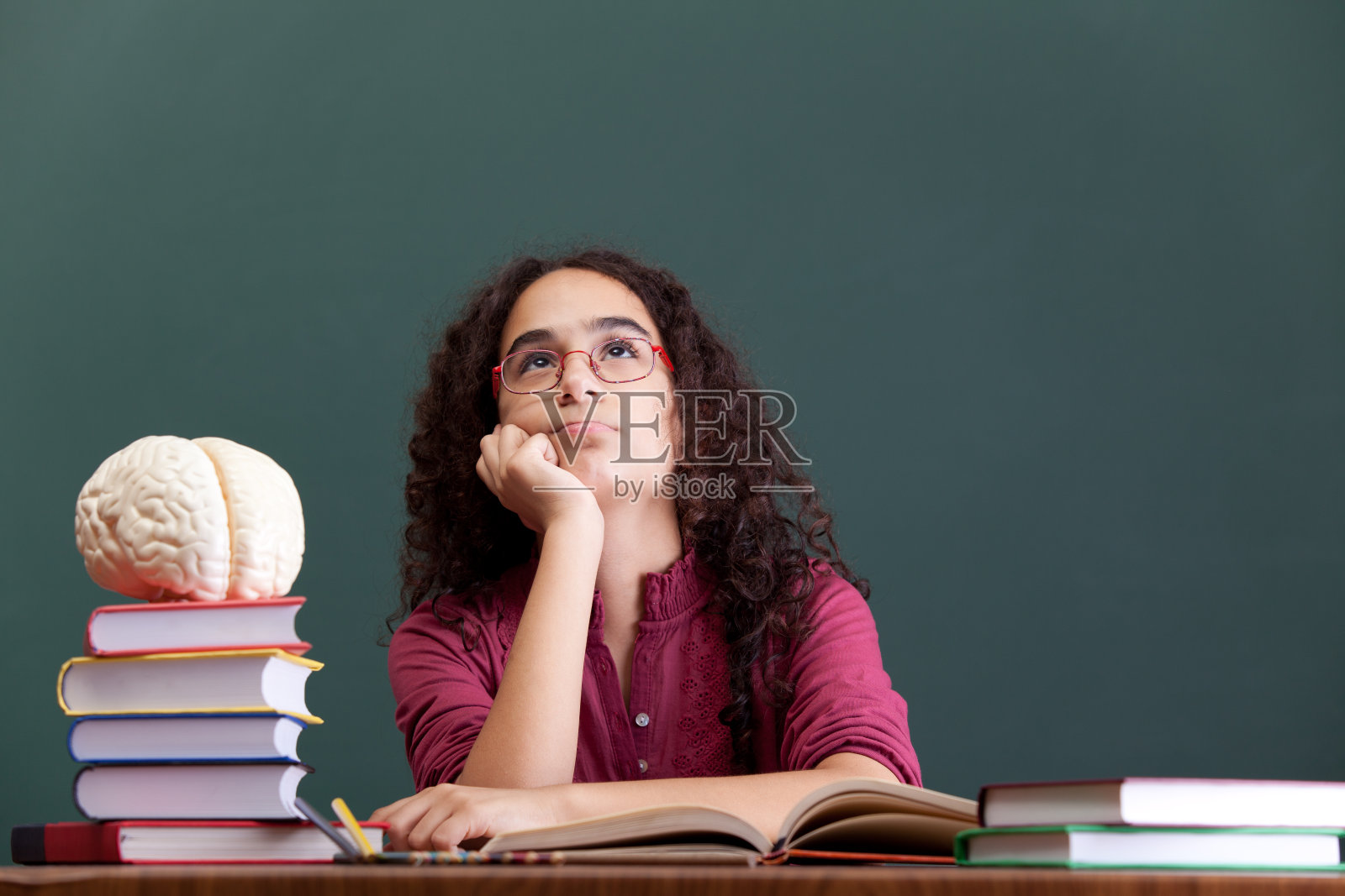 混血小女孩在思考照片摄影图片