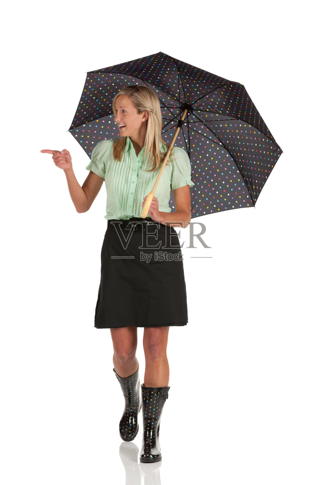 女人拿着伞，指着照片摄影图片