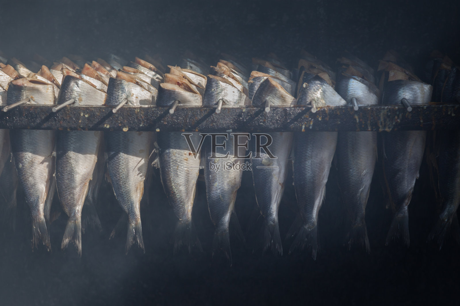 熏制新鲜鲱鱼照片摄影图片