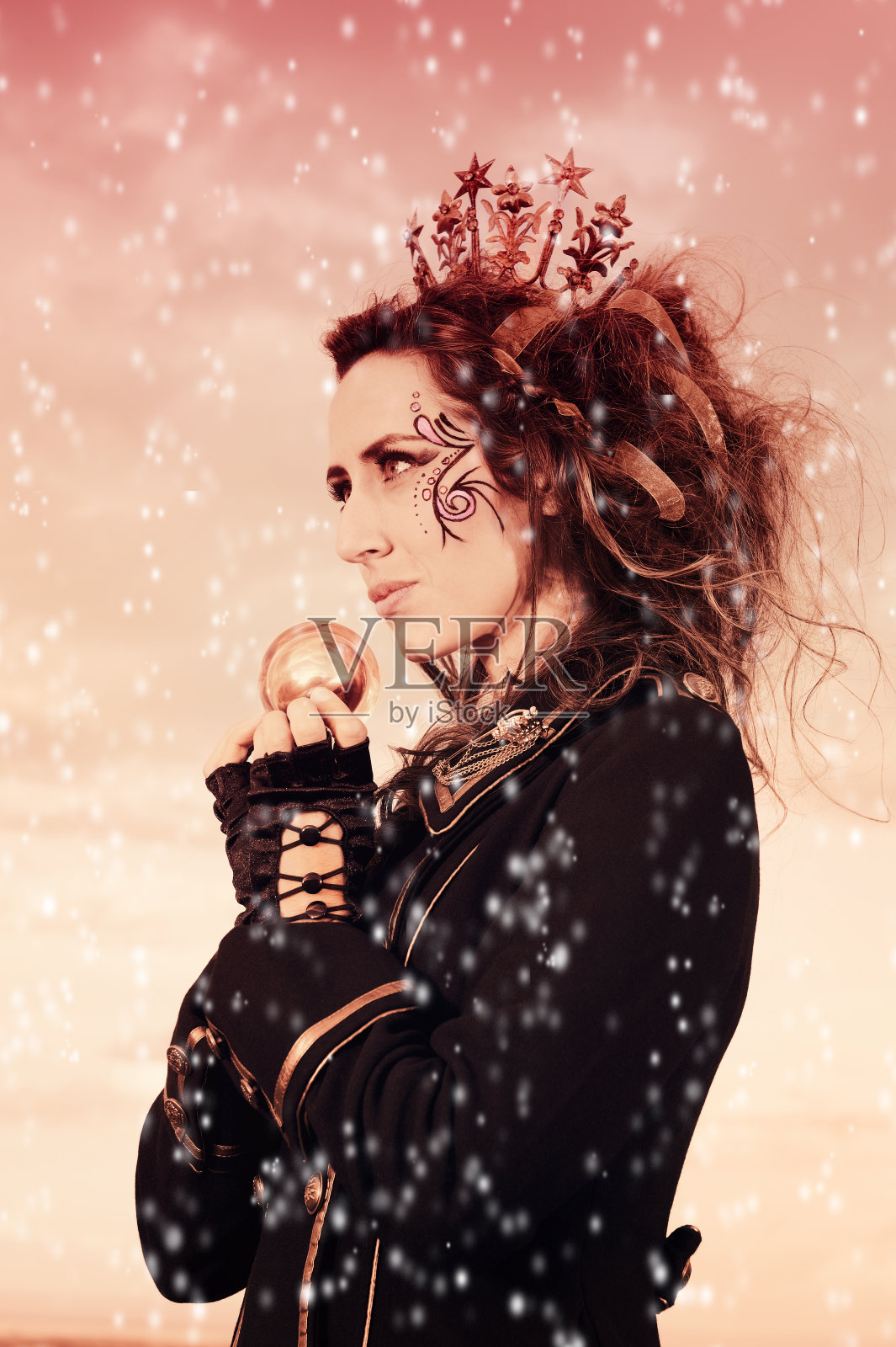 带着水晶球和皇冠的神秘女王照片摄影图片