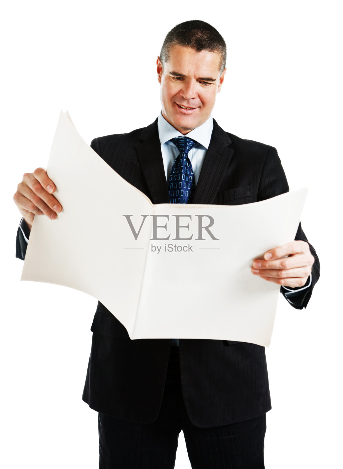 微笑的商人低头看着空白的报纸照片摄影图片