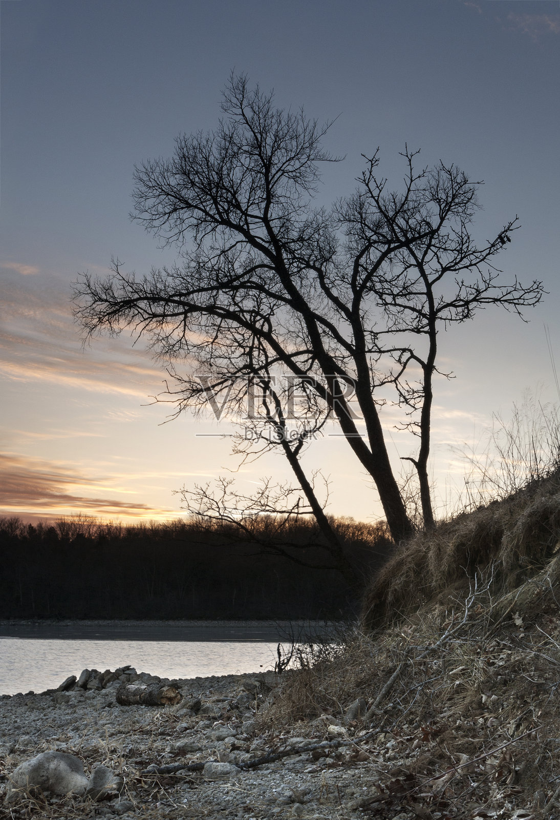 落基湖岸的日落照片摄影图片