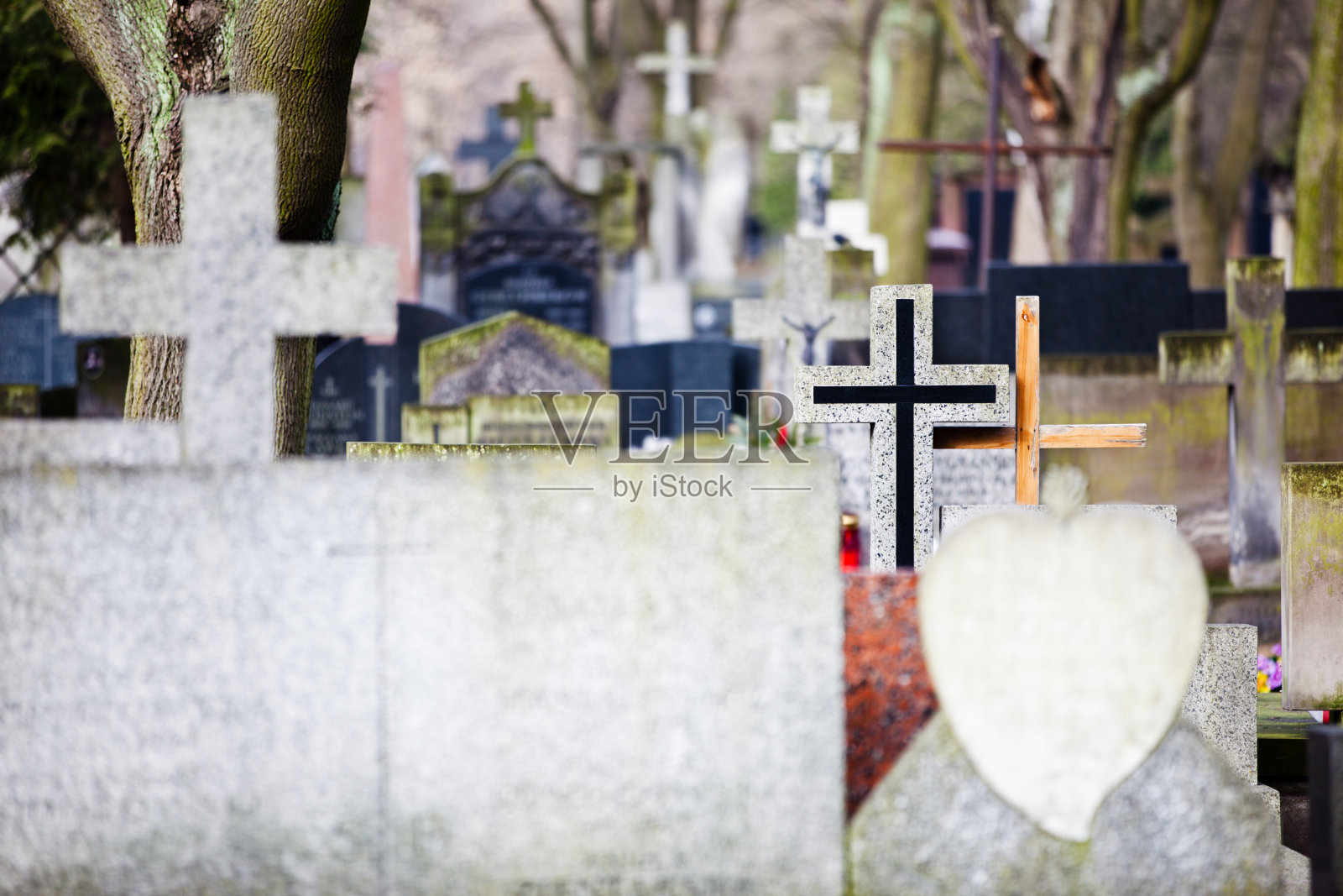 墓地里的十字架和墓碑。照片摄影图片