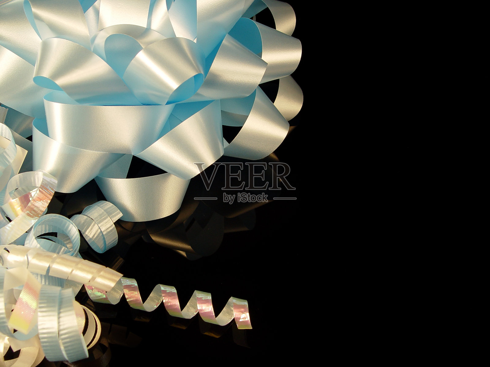 蓝色和白色的丝带在黑色照片摄影图片