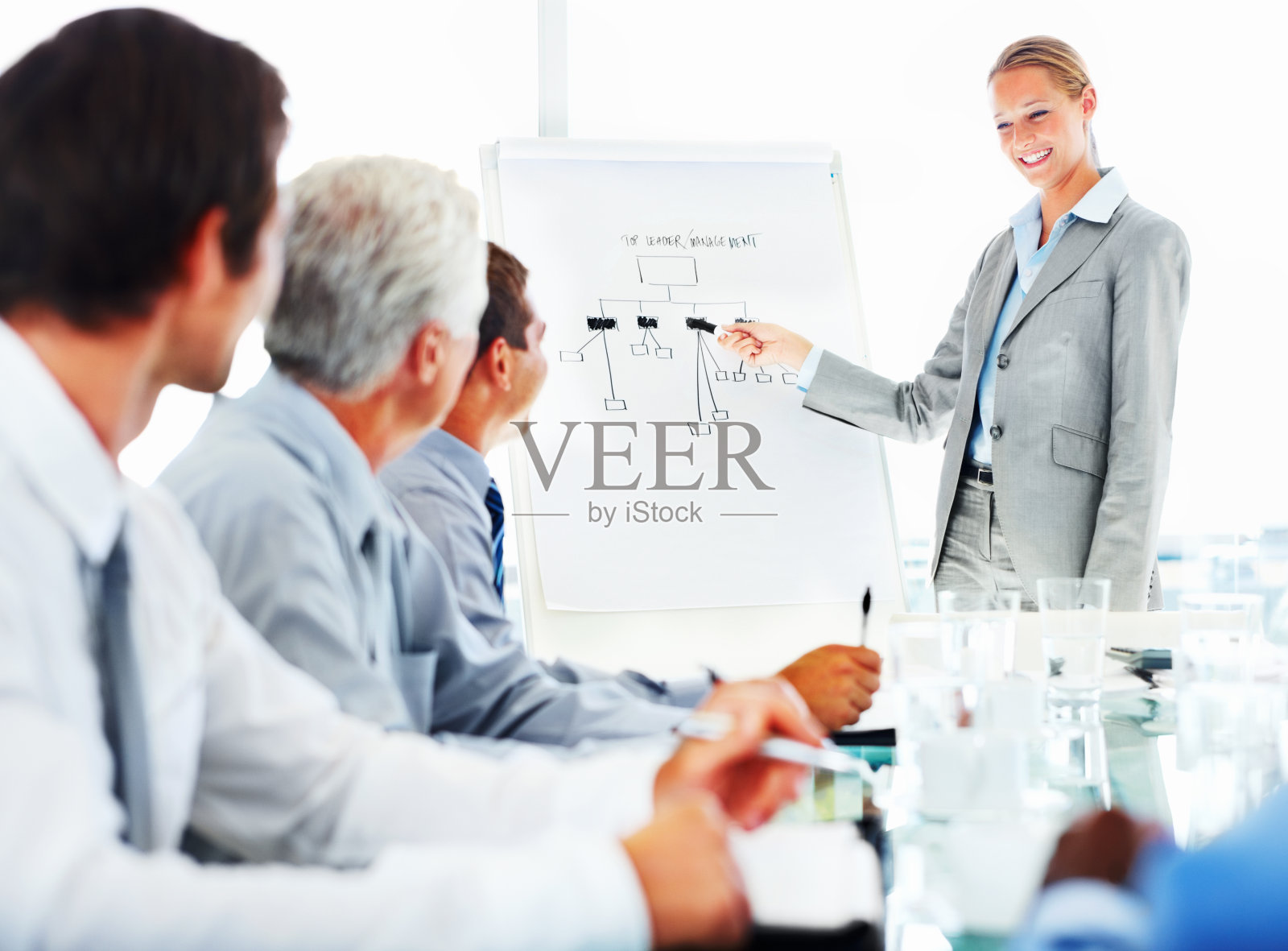 女商人在同事面前做演讲照片摄影图片