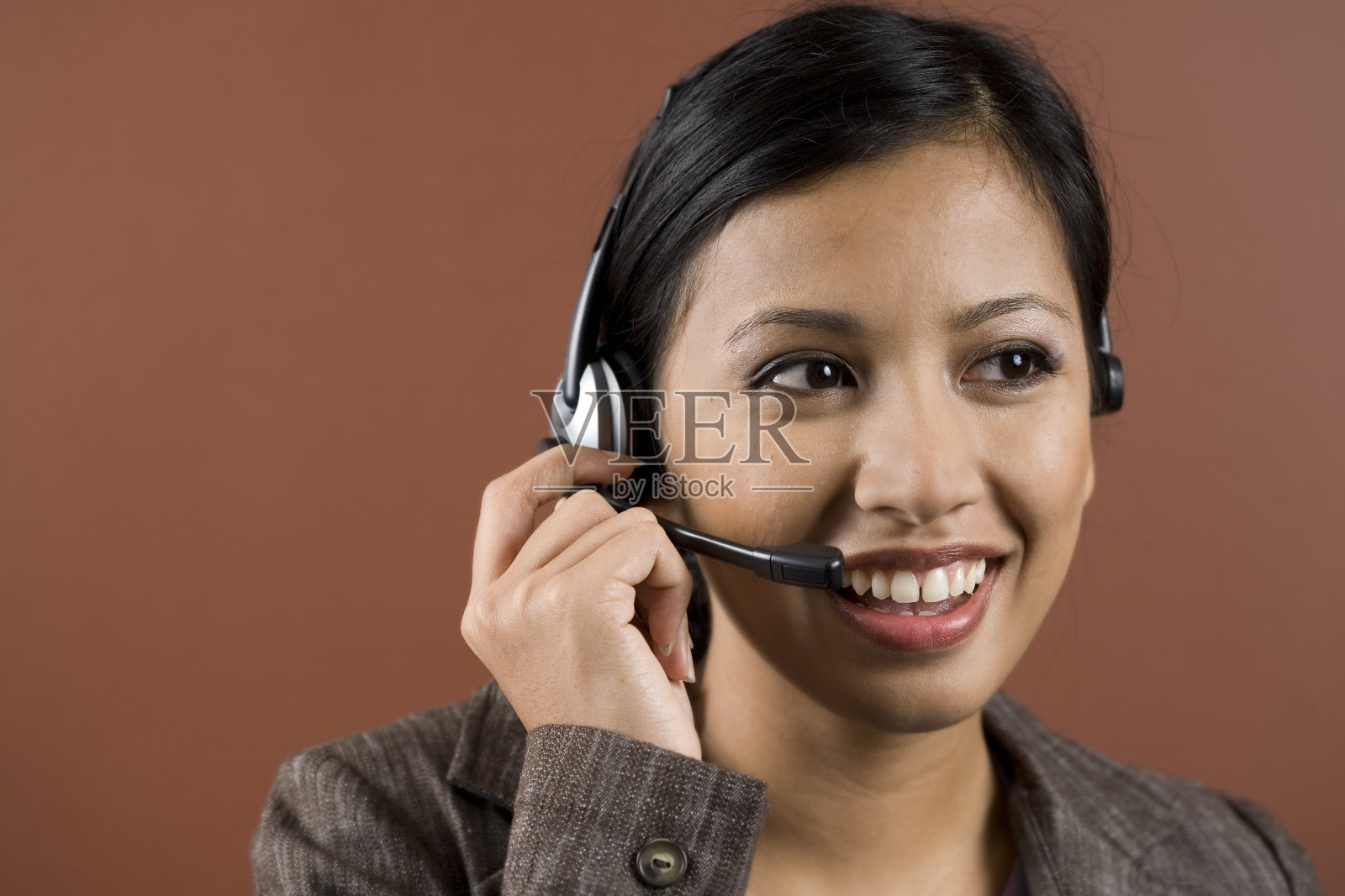 手持耳机的呼叫中心女孩照片摄影图片