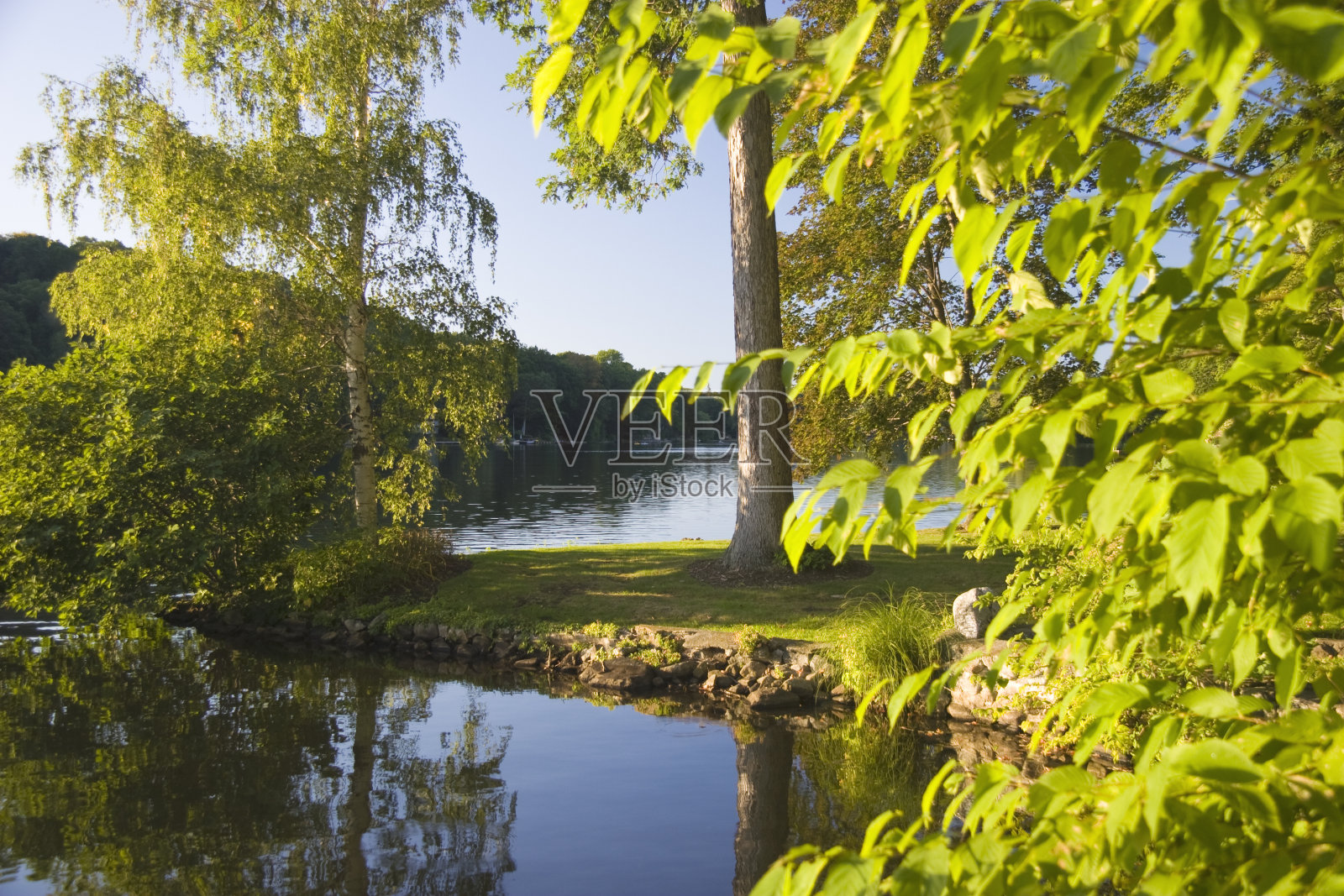 下午晚些时候在湖边照片摄影图片