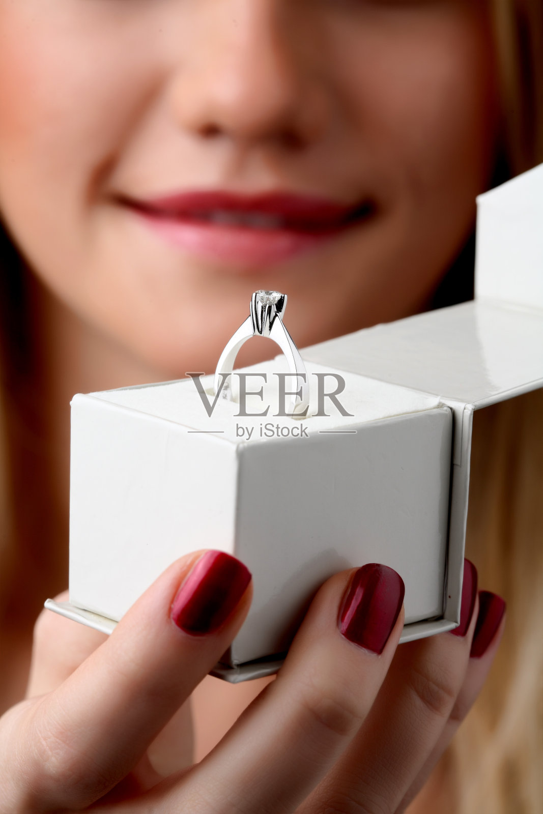 我订婚了照片摄影图片