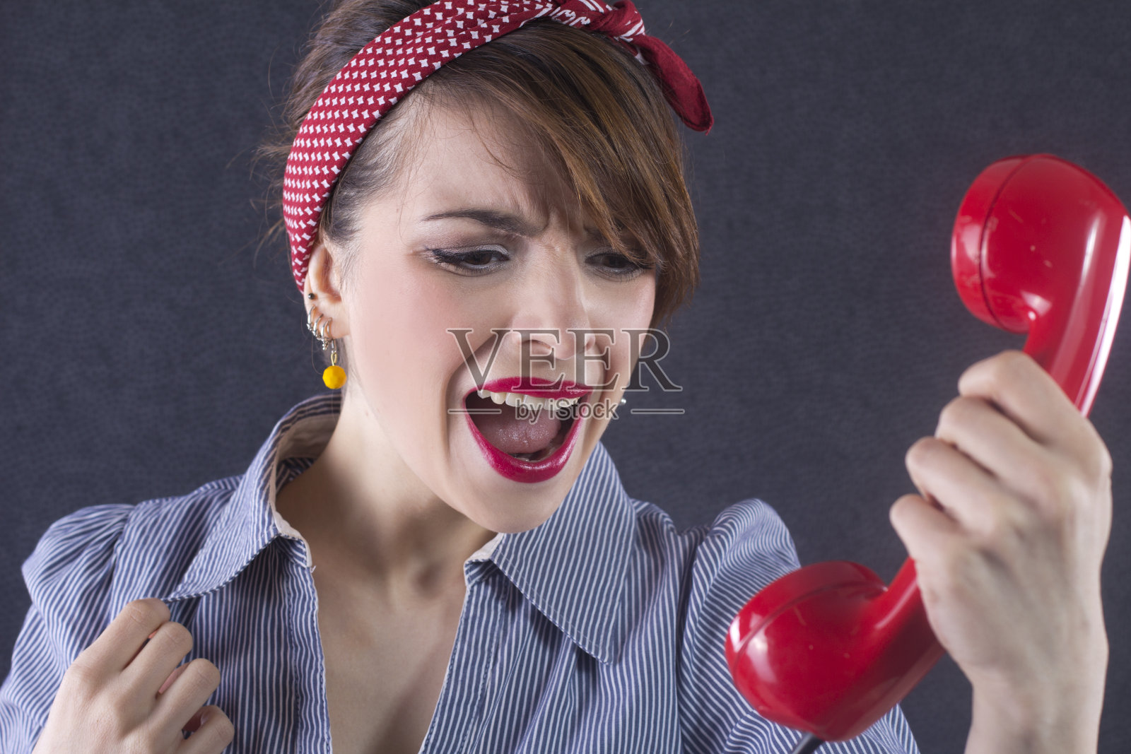 挂电话的女孩照片摄影图片