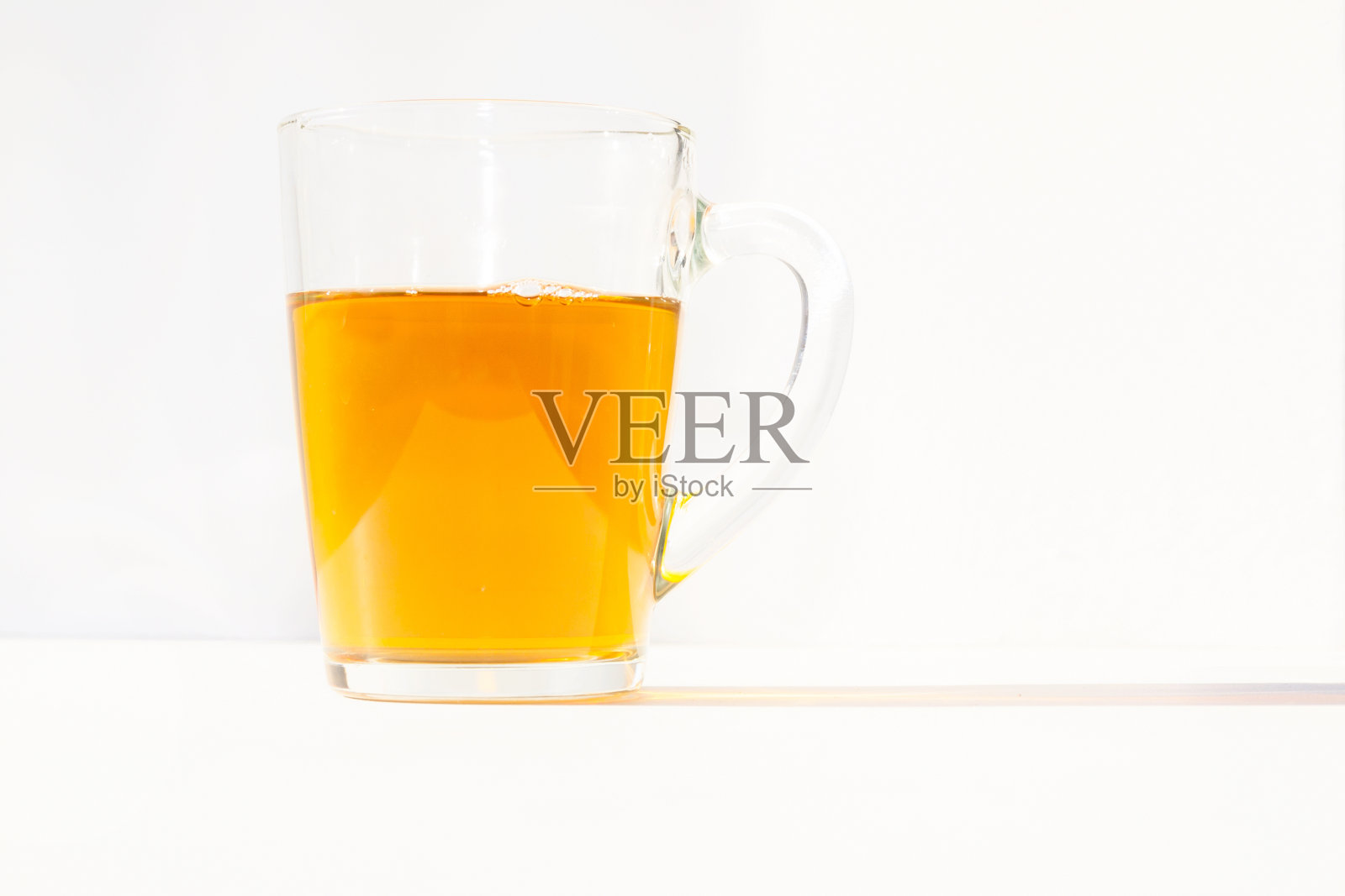 一杯黄色液体照片摄影图片