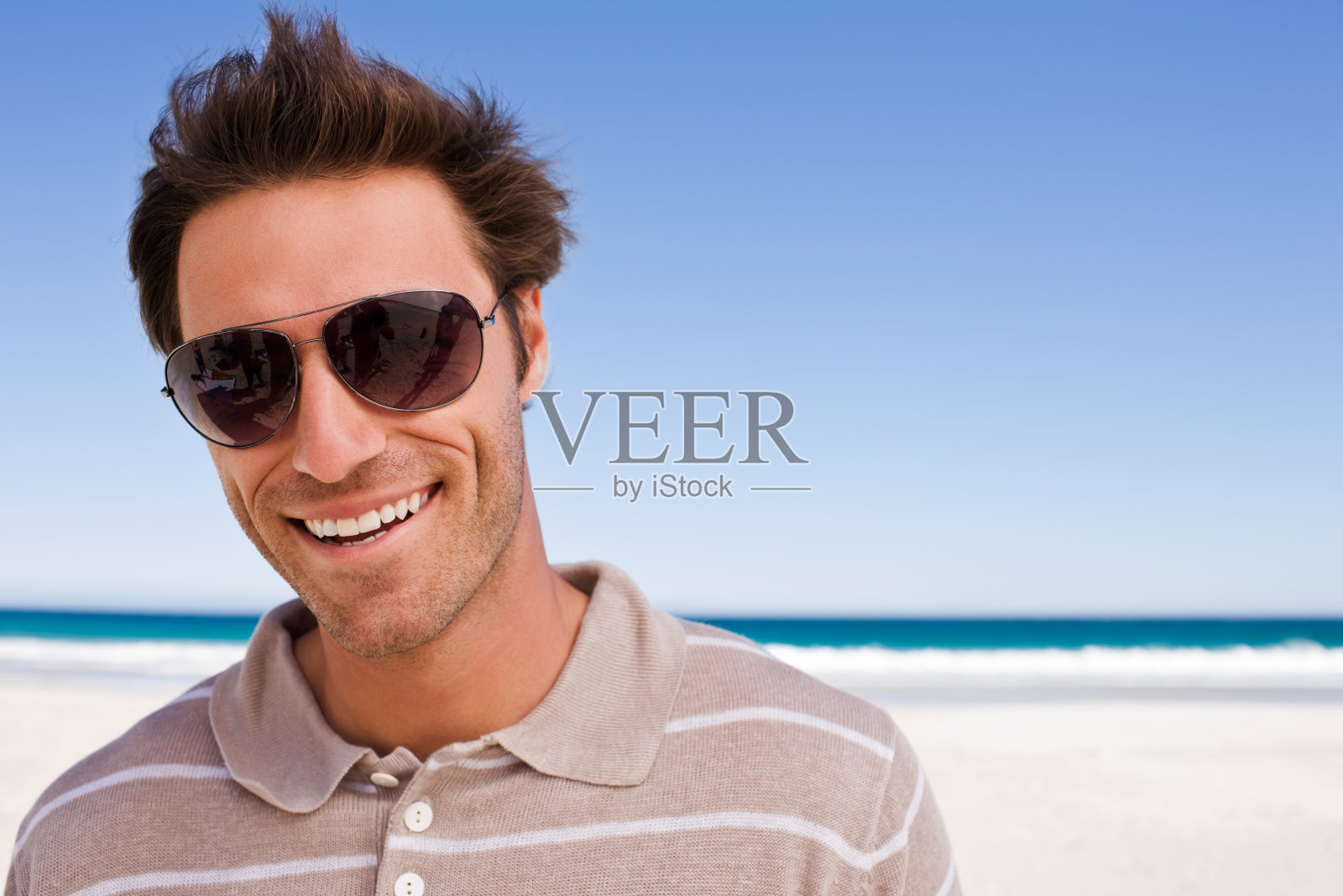 海滩上微笑的年轻人照片摄影图片