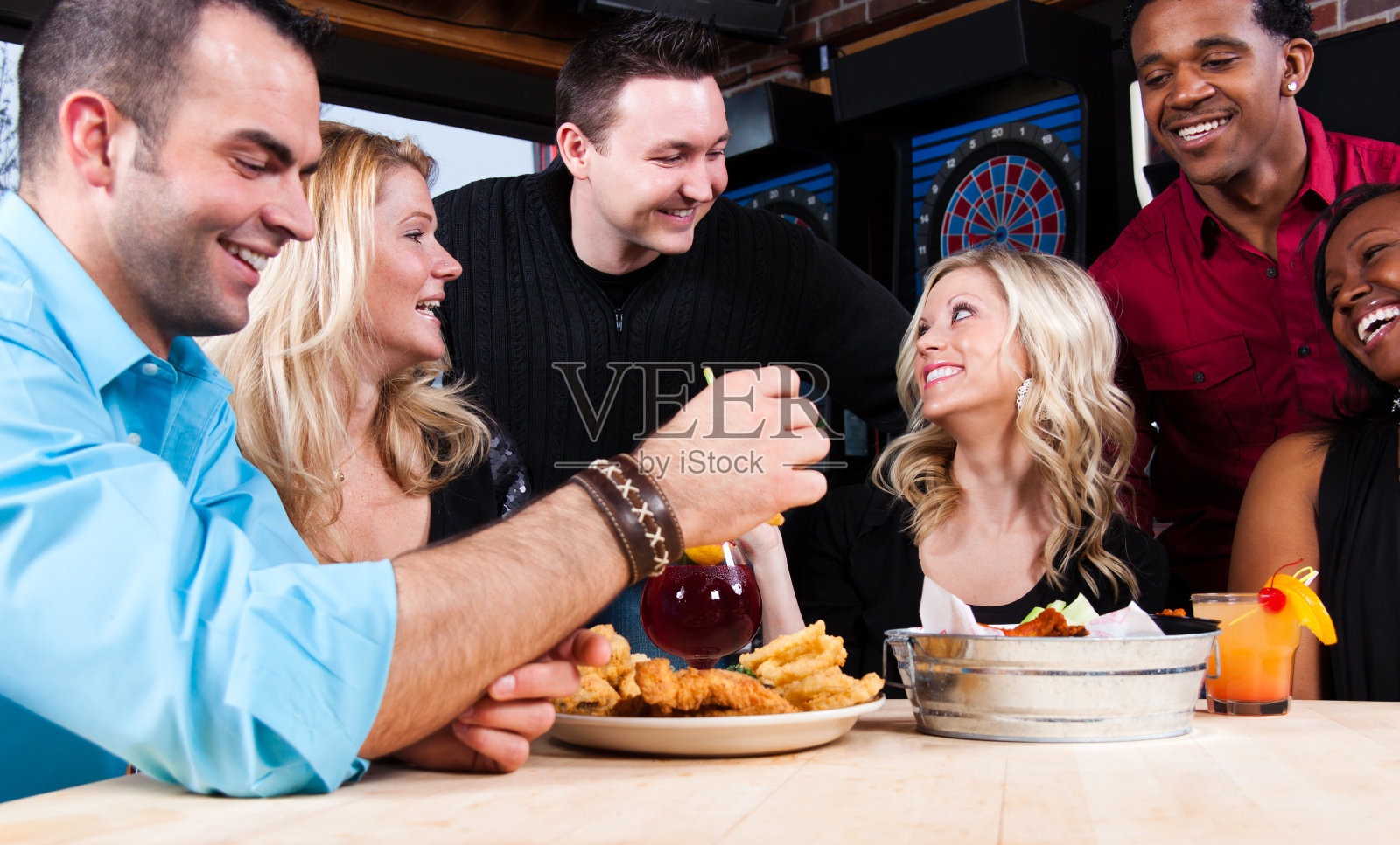 朋友们在酒吧餐厅享受夜晚照片摄影图片