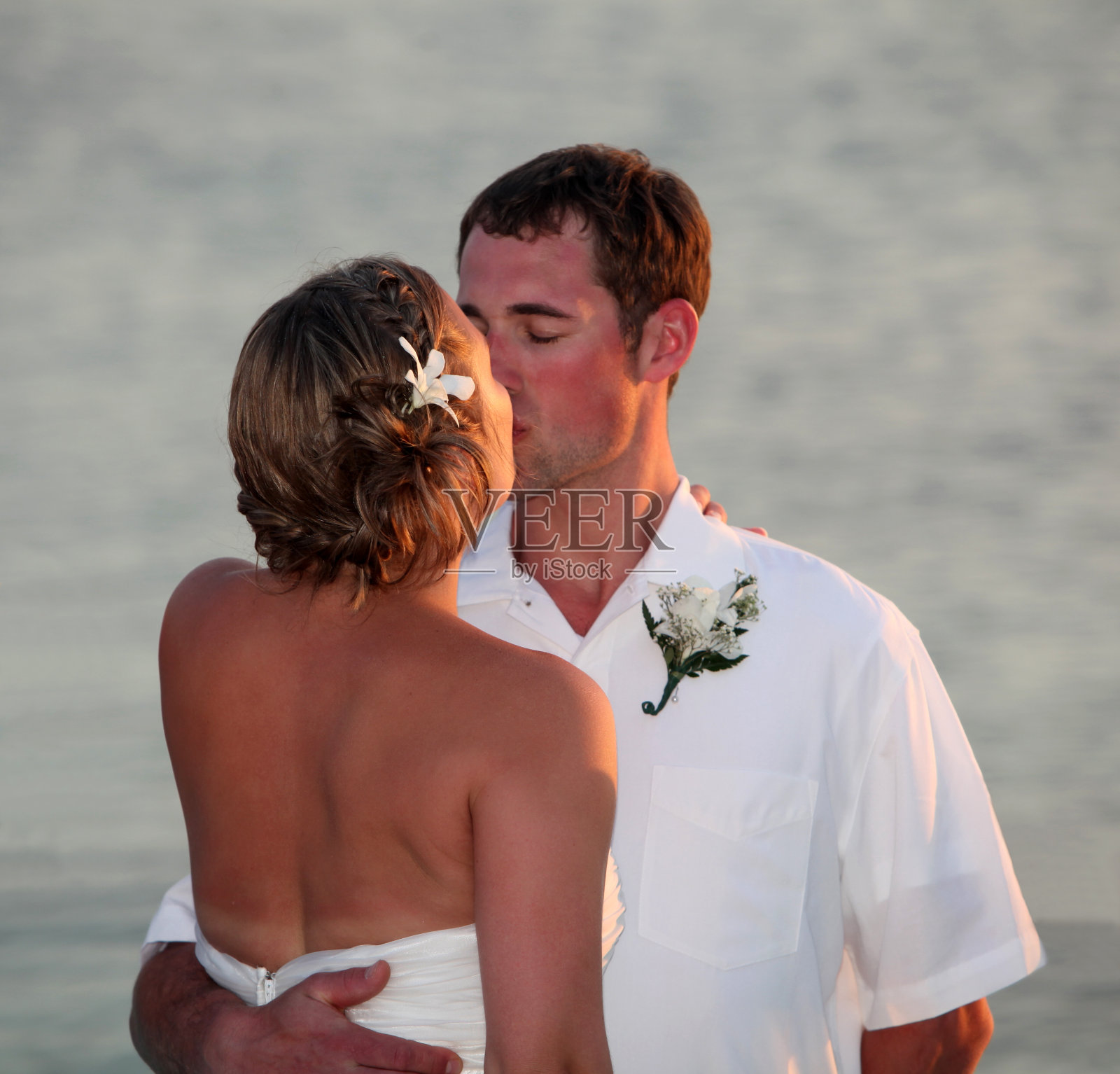 接吻的年轻夫妇照片摄影图片