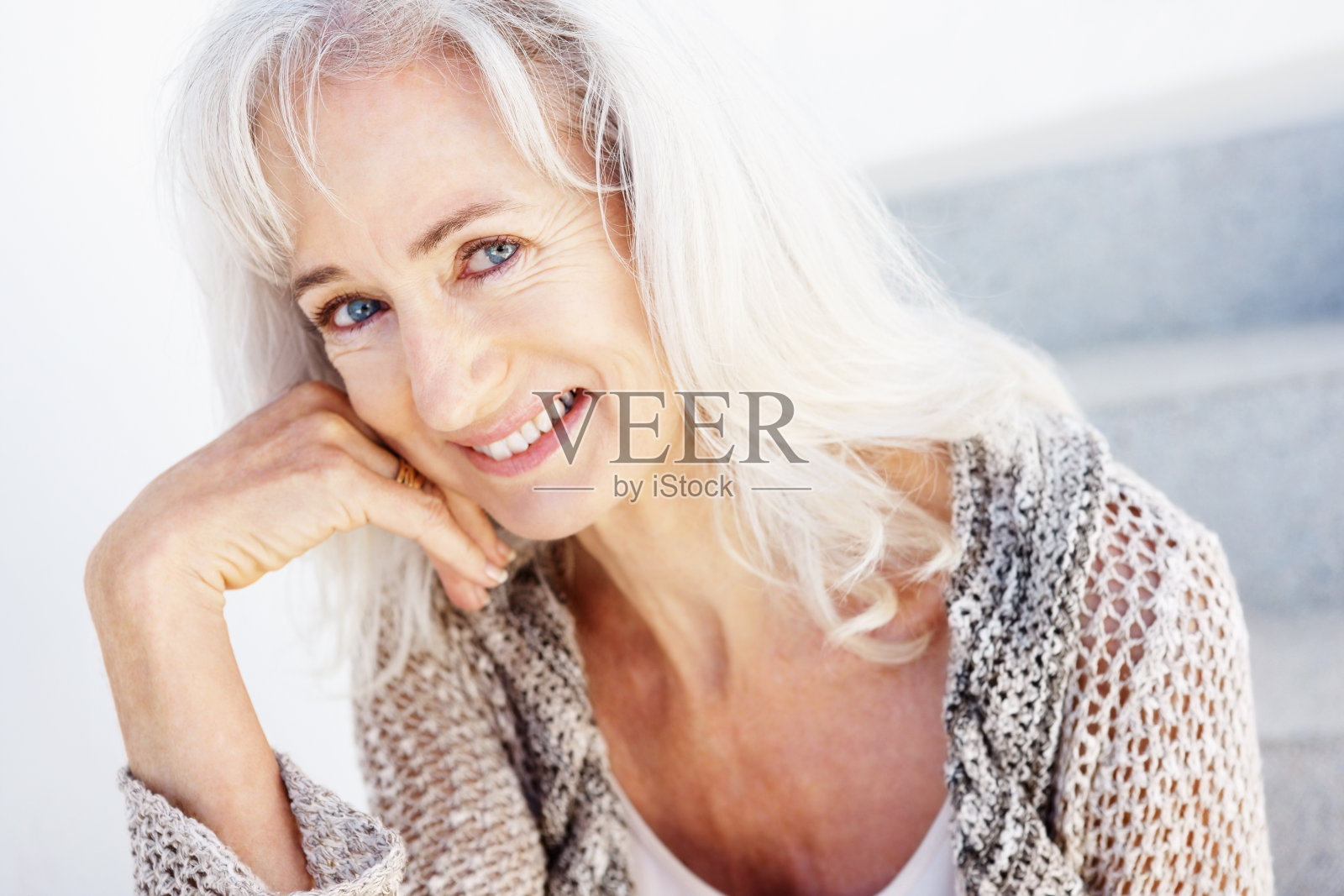 一个微笑的年长妇女的肖像照片摄影图片