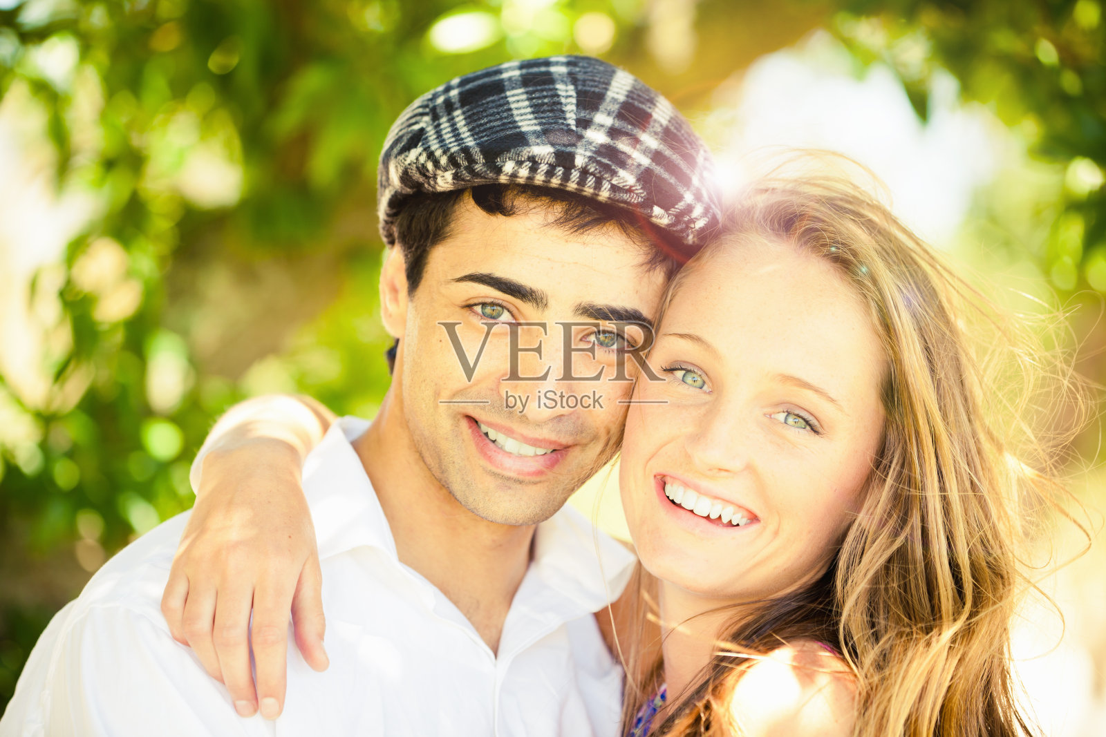 阳光下的欢乐夫妇夏日休闲日照片摄影图片