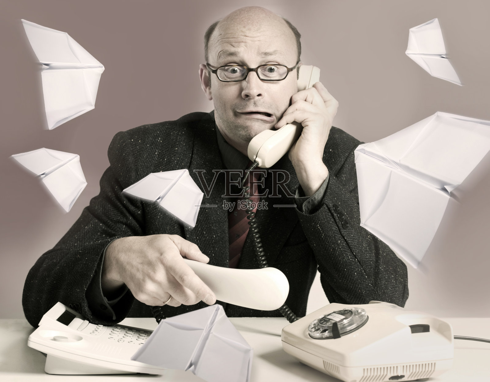 商人被纸飞机袭击照片摄影图片