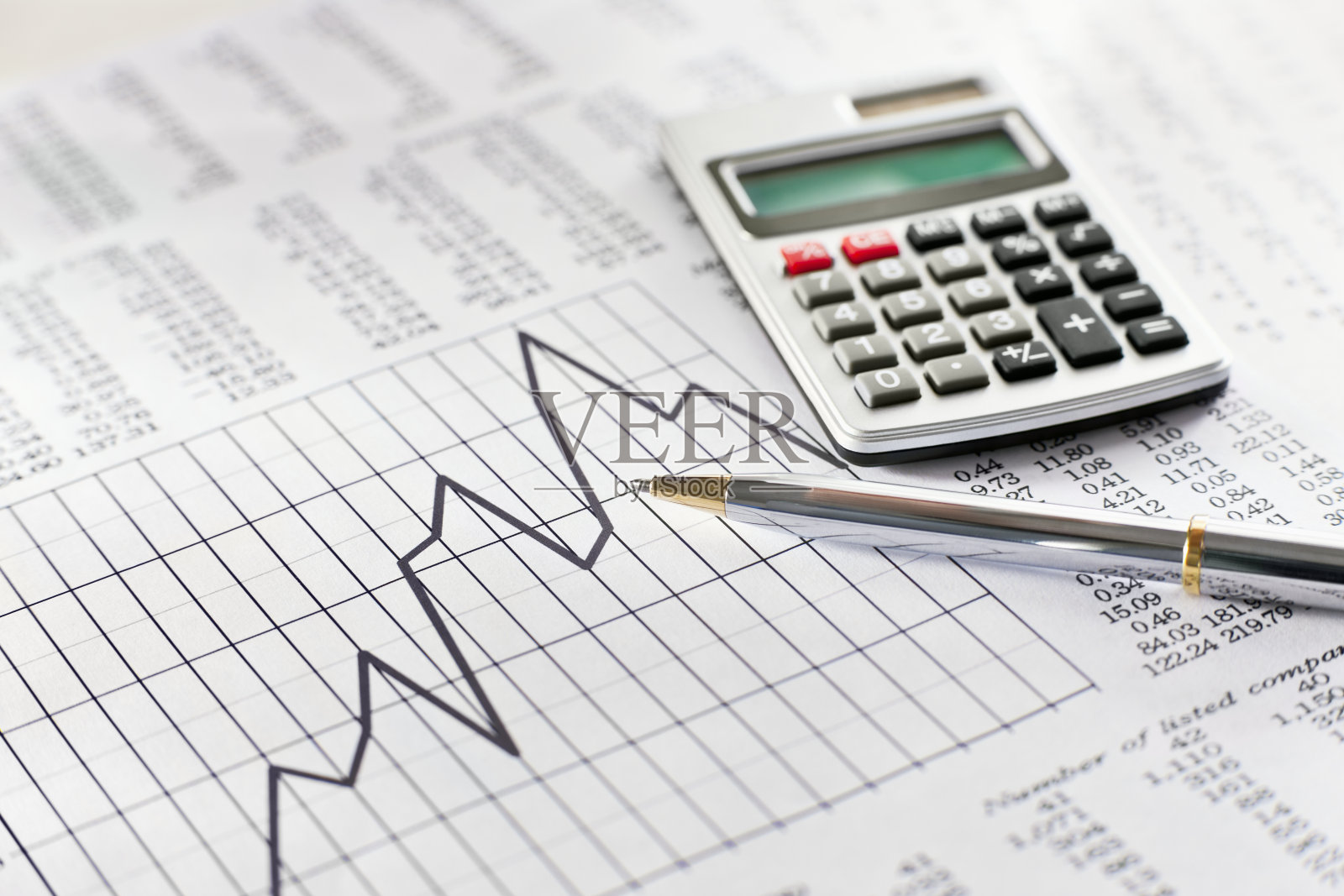 笔和计算器在财政报告上照片摄影图片