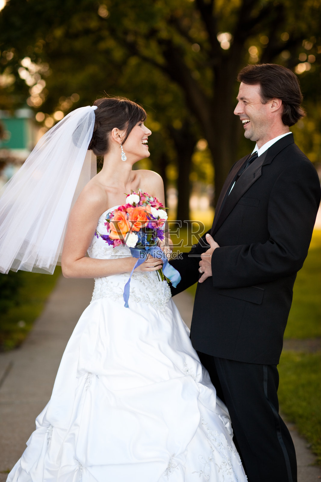 幸福的新娘和新郎站在外面的彩色图像照片摄影图片