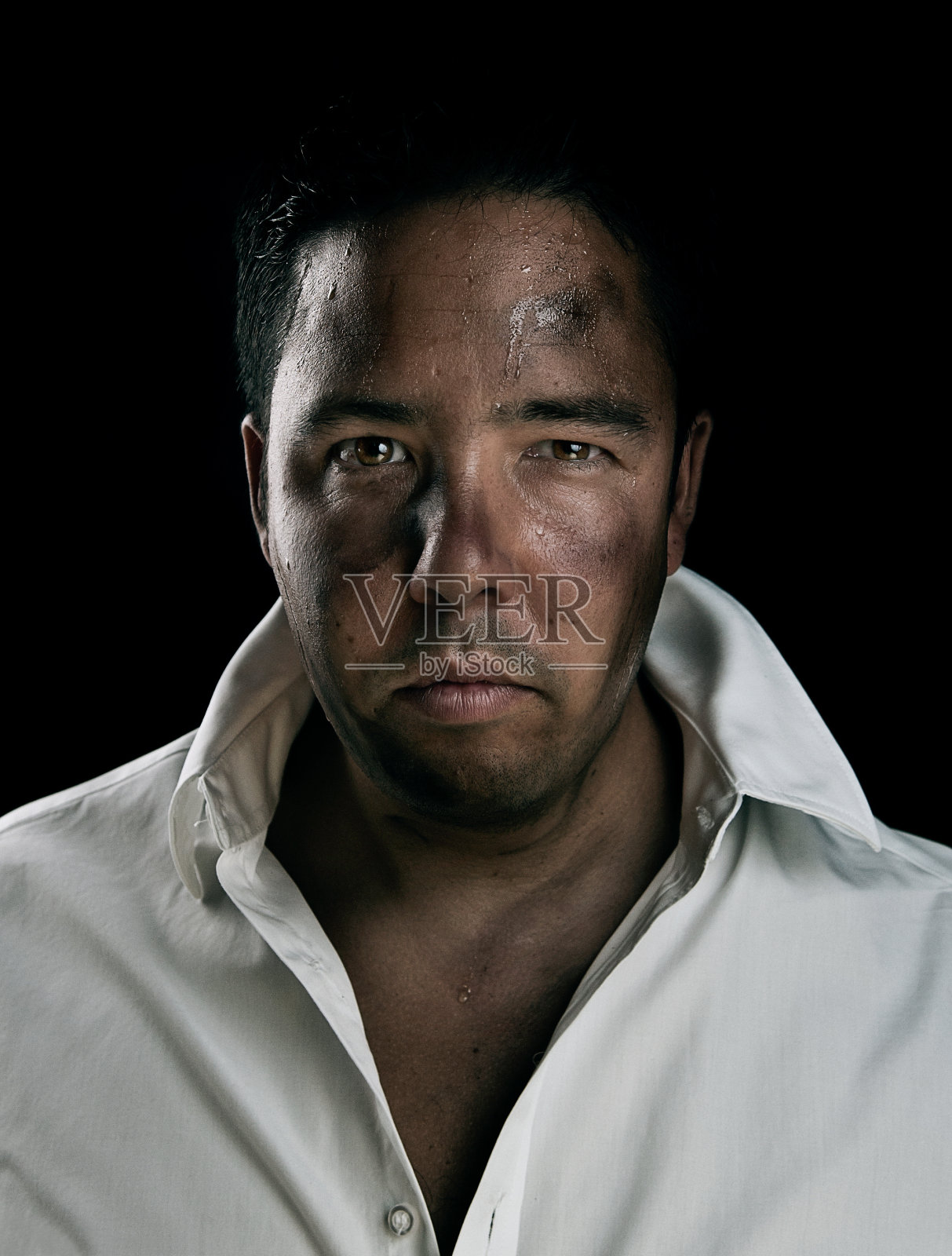 肮脏男人的低调肖像照片摄影图片