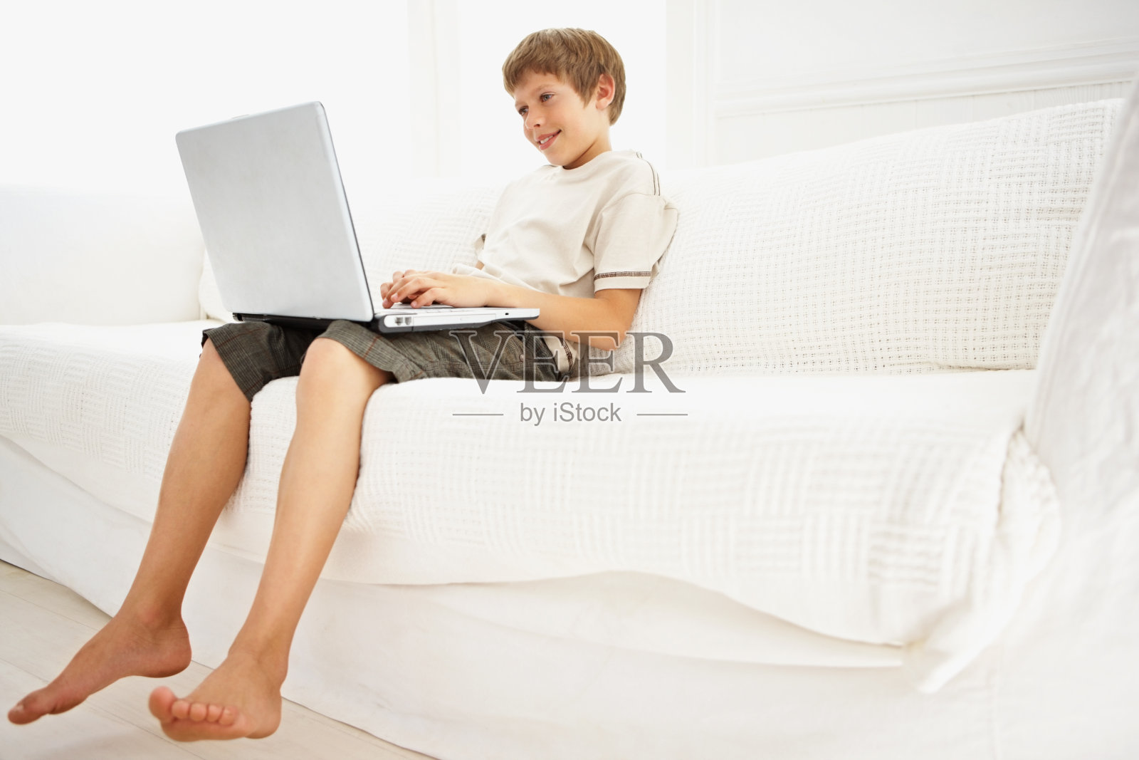 小男孩在家里用笔记本电脑照片摄影图片