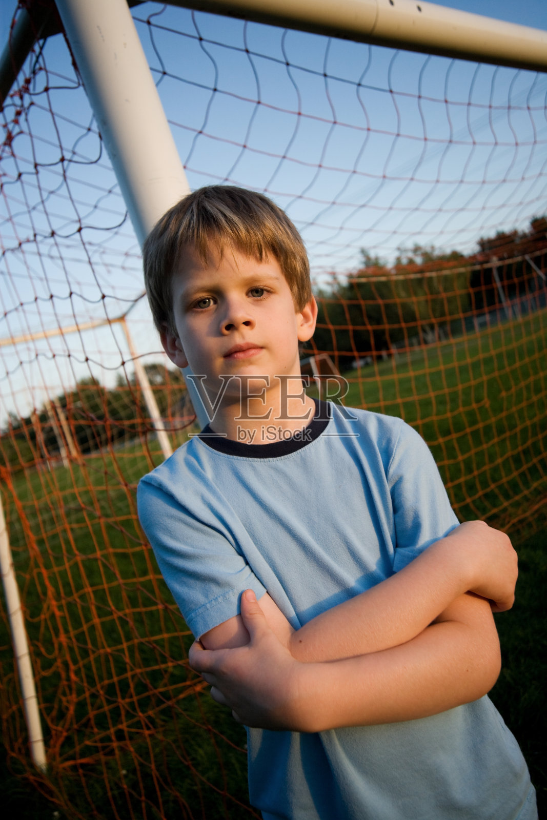 孩子站在足球网男孩夏天照片摄影图片